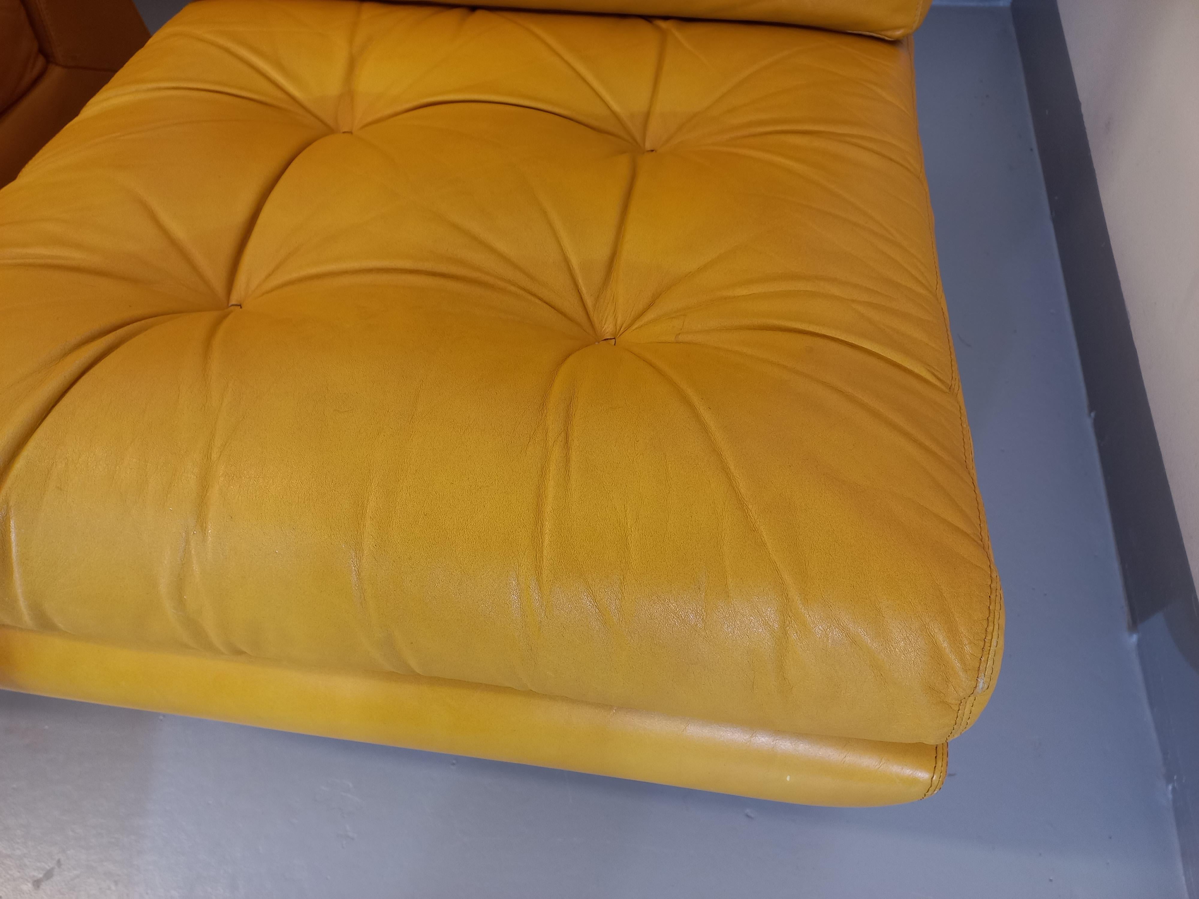 Suite di 3 fauteuils chauffeuses Roche Bobois vintage en cuir jaune moutarde in vendita 5