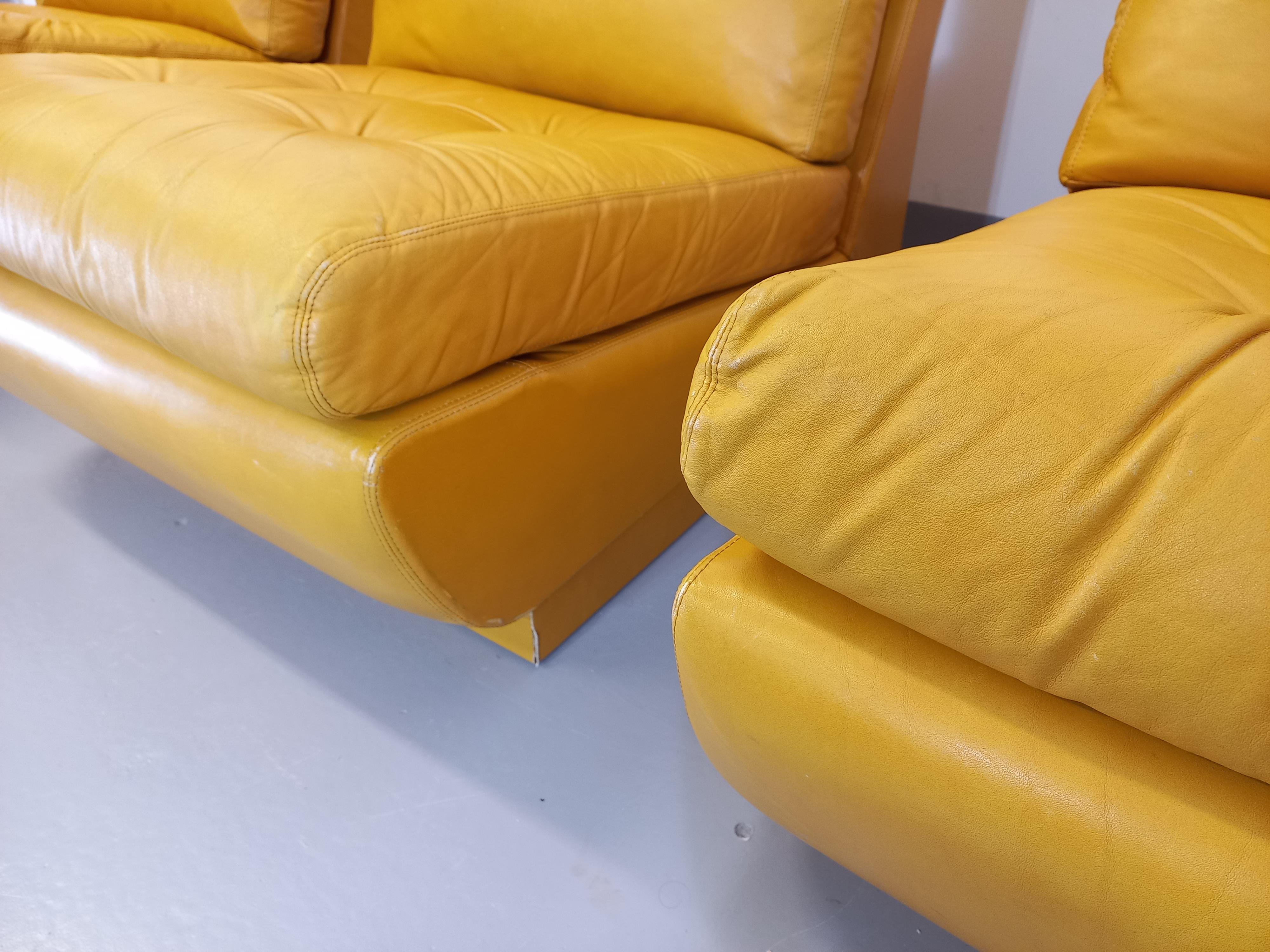 Suite di 3 fauteuils chauffeuses Roche Bobois vintage en cuir jaune moutarde in vendita 6