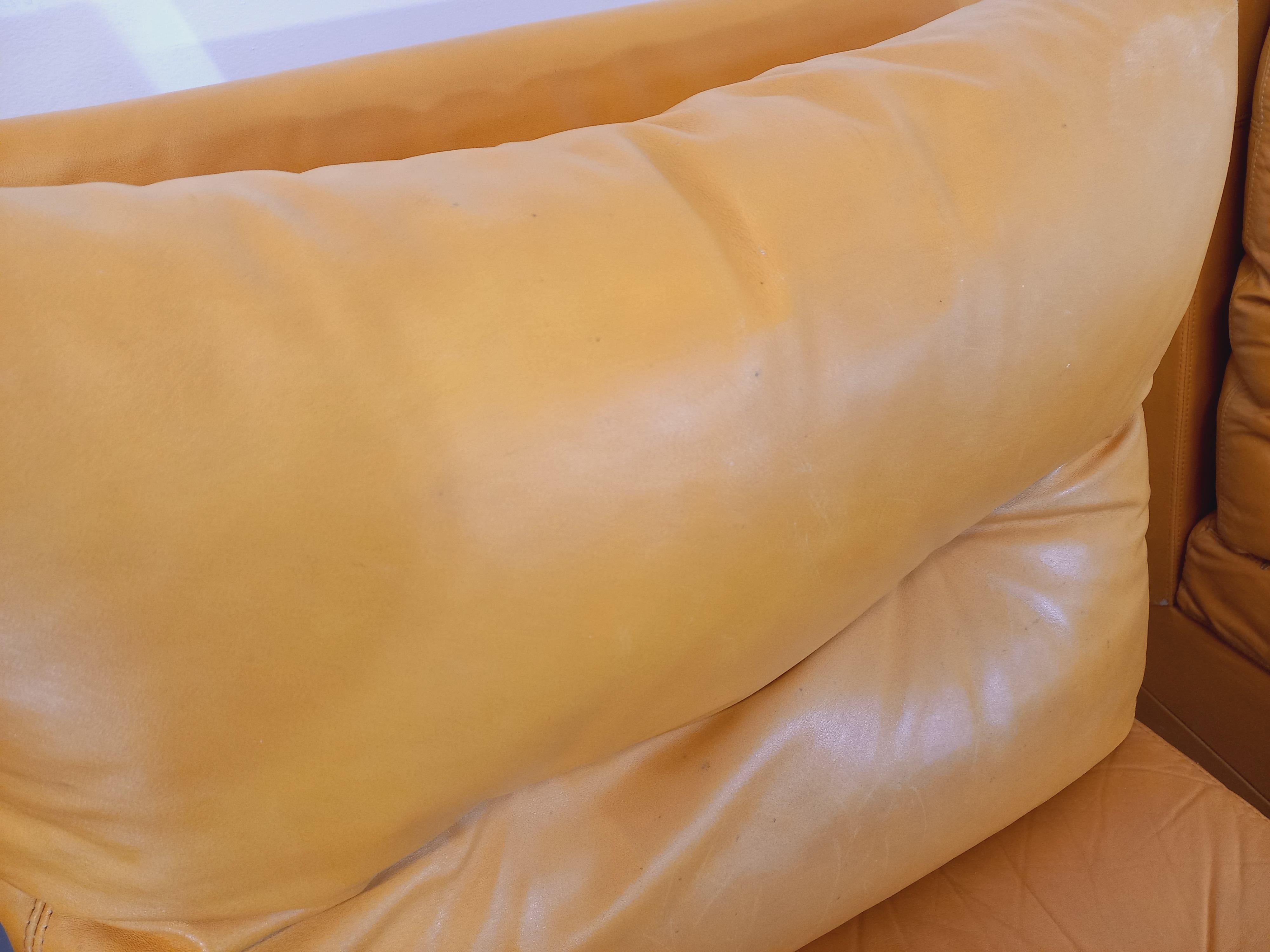Suite di 3 fauteuils chauffeuses Roche Bobois vintage en cuir jaune moutarde in vendita 7