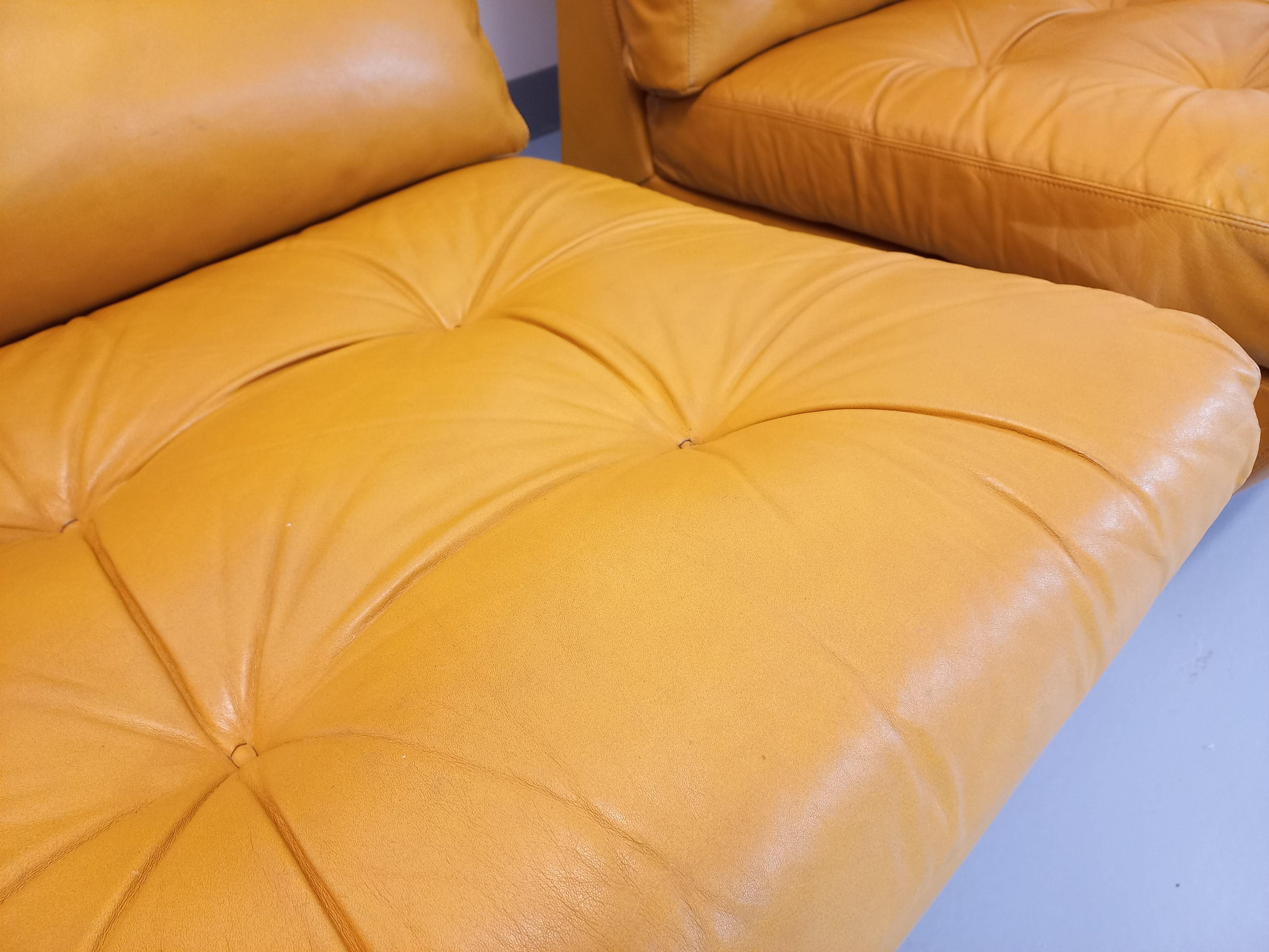 Suite di 3 fauteuils chauffeuses Roche Bobois vintage en cuir jaune moutarde in vendita 8