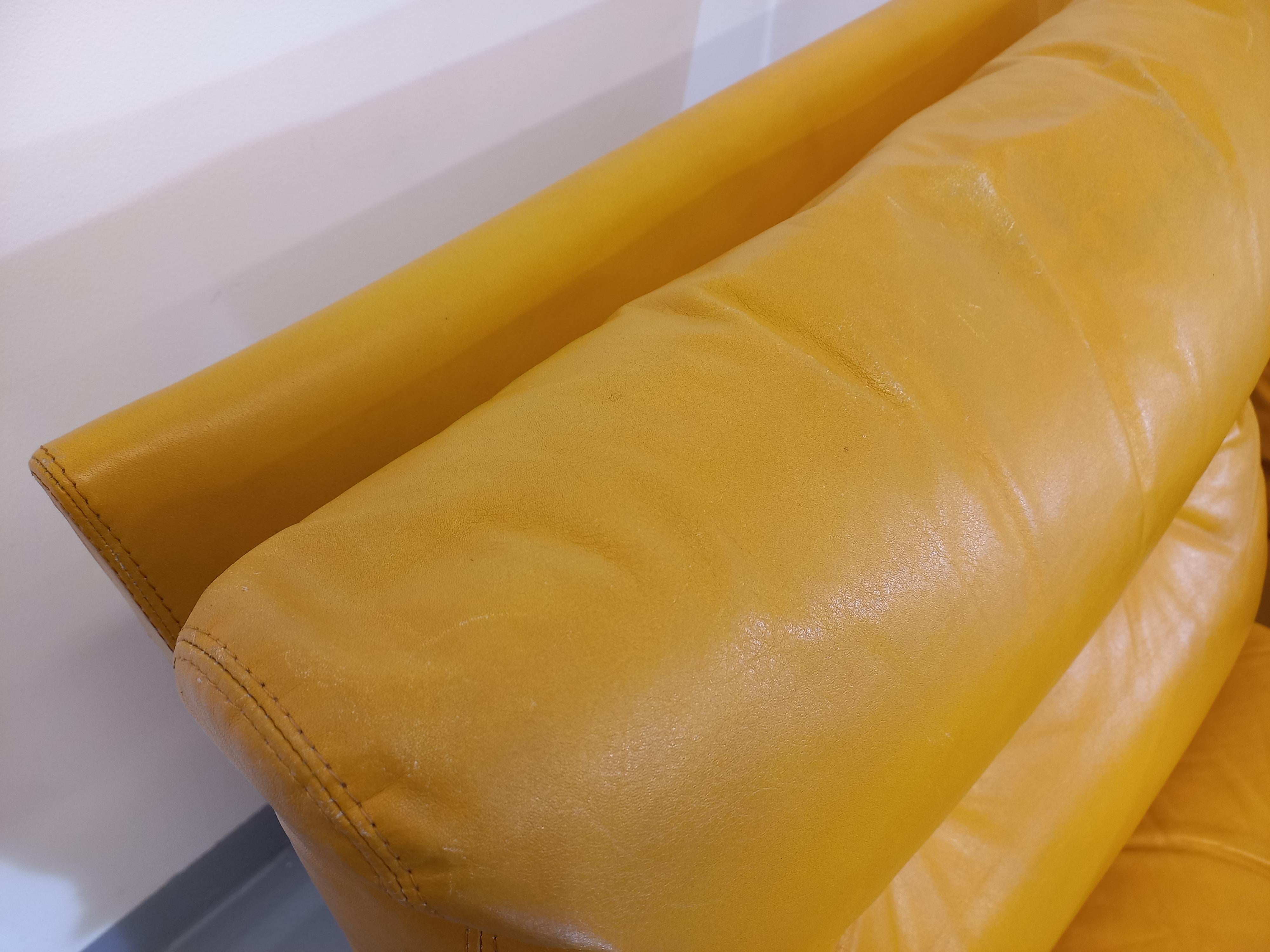 Suite di 3 fauteuils chauffeuses Roche Bobois vintage en cuir jaune moutarde in vendita 9