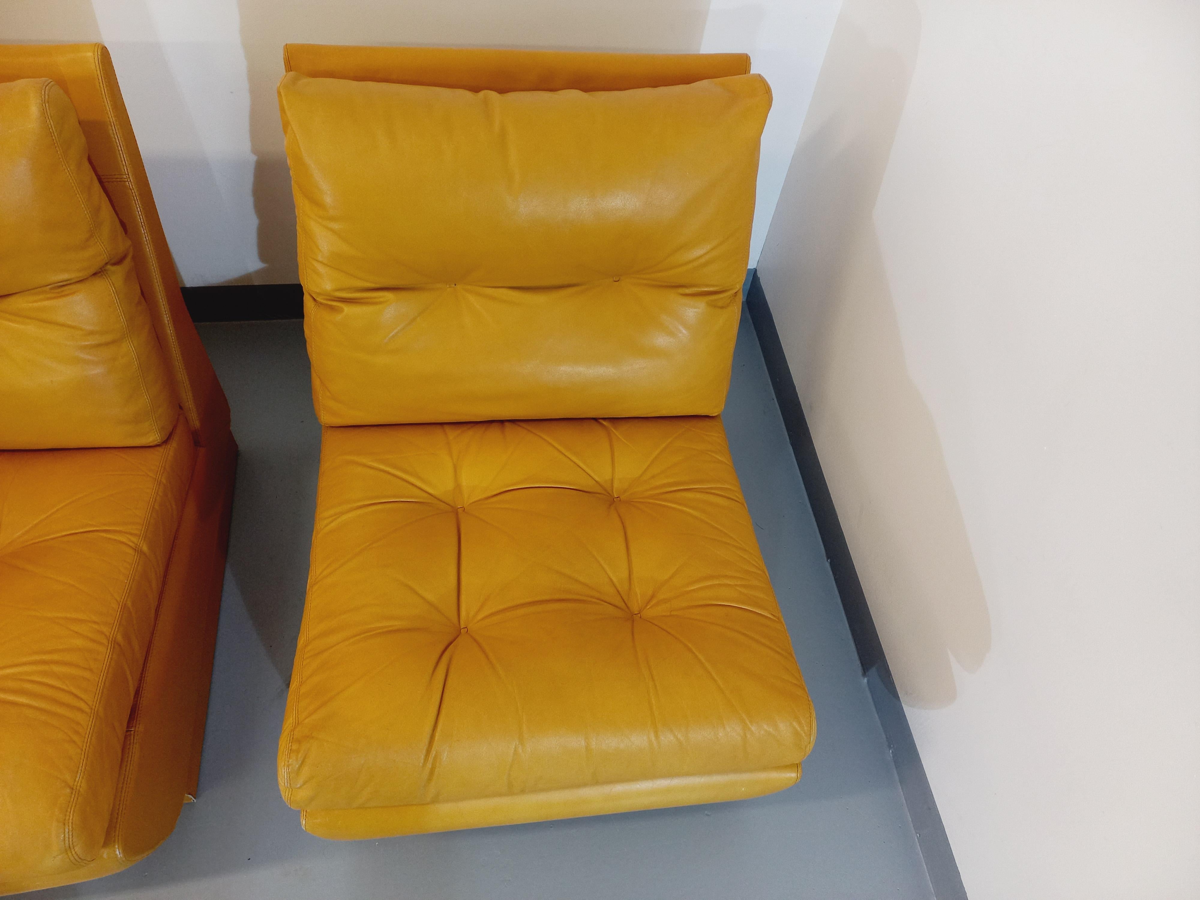 Suite di 3 fauteuils chauffeuses Roche Bobois vintage en cuir jaune moutarde in vendita 10