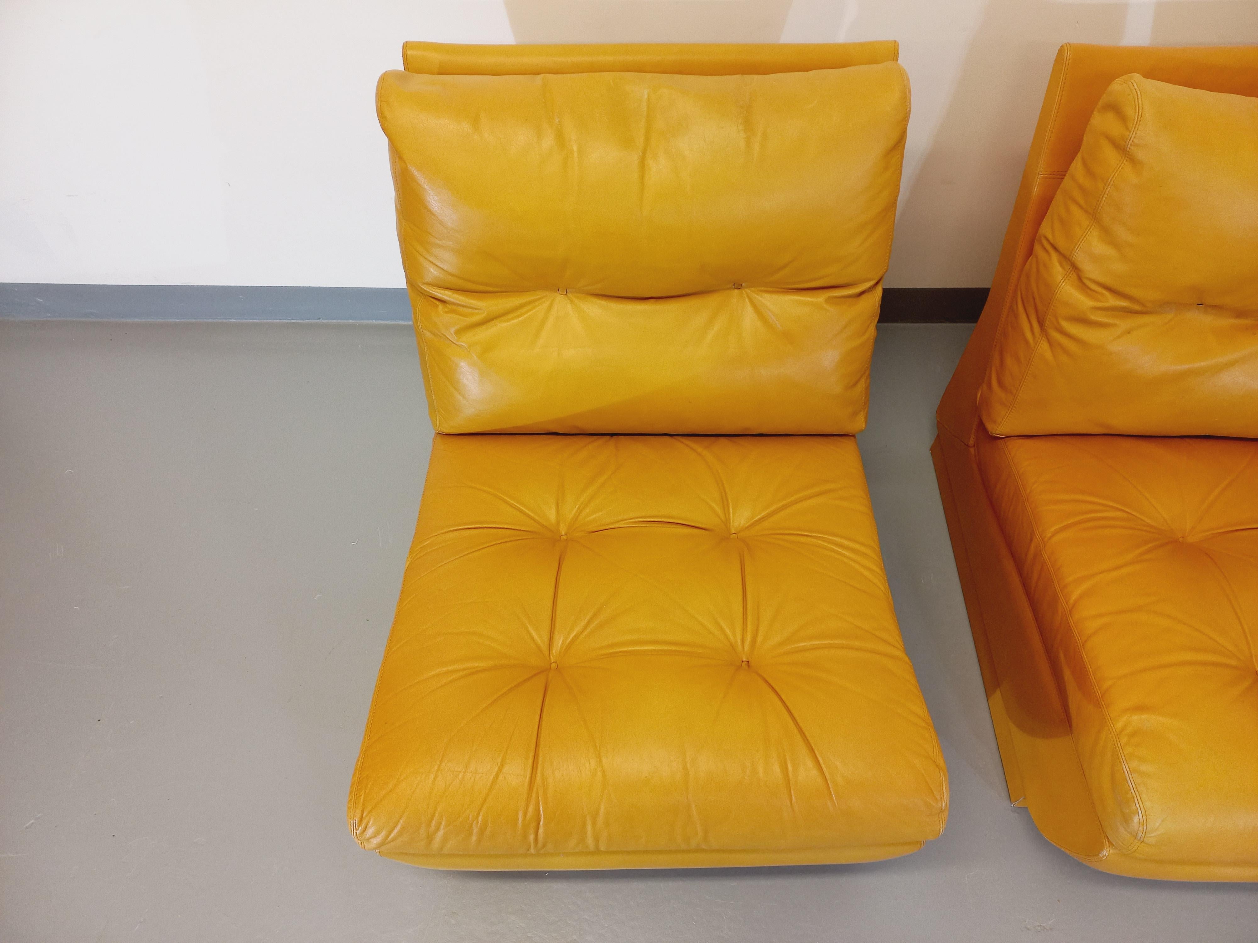 Suite di 3 fauteuils chauffeuses Roche Bobois vintage en cuir jaune moutarde in vendita 12
