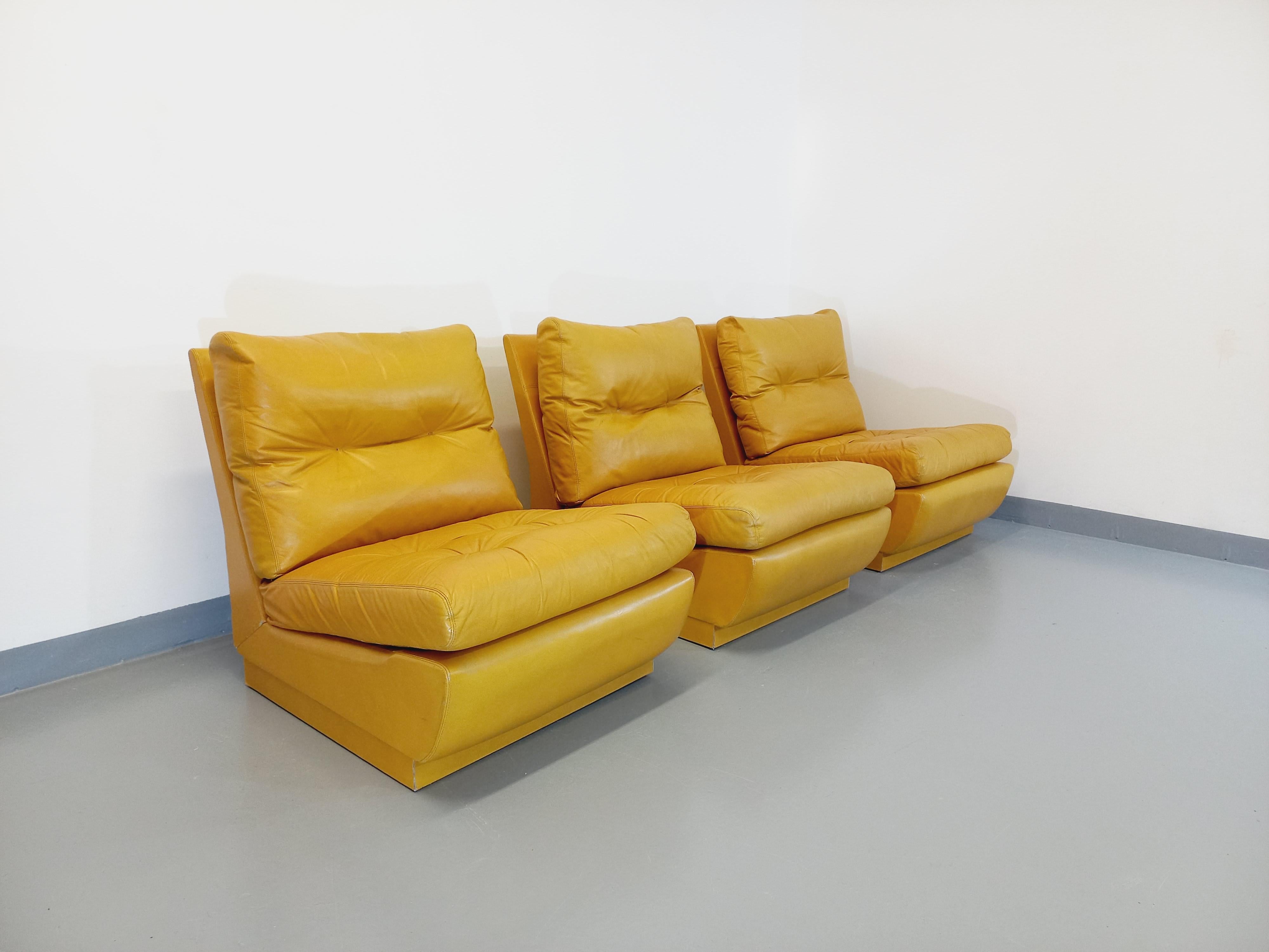 Suite di 3 fauteuils chauffeuses Roche Bobois vintage en cuir jaune moutarde in vendita 13