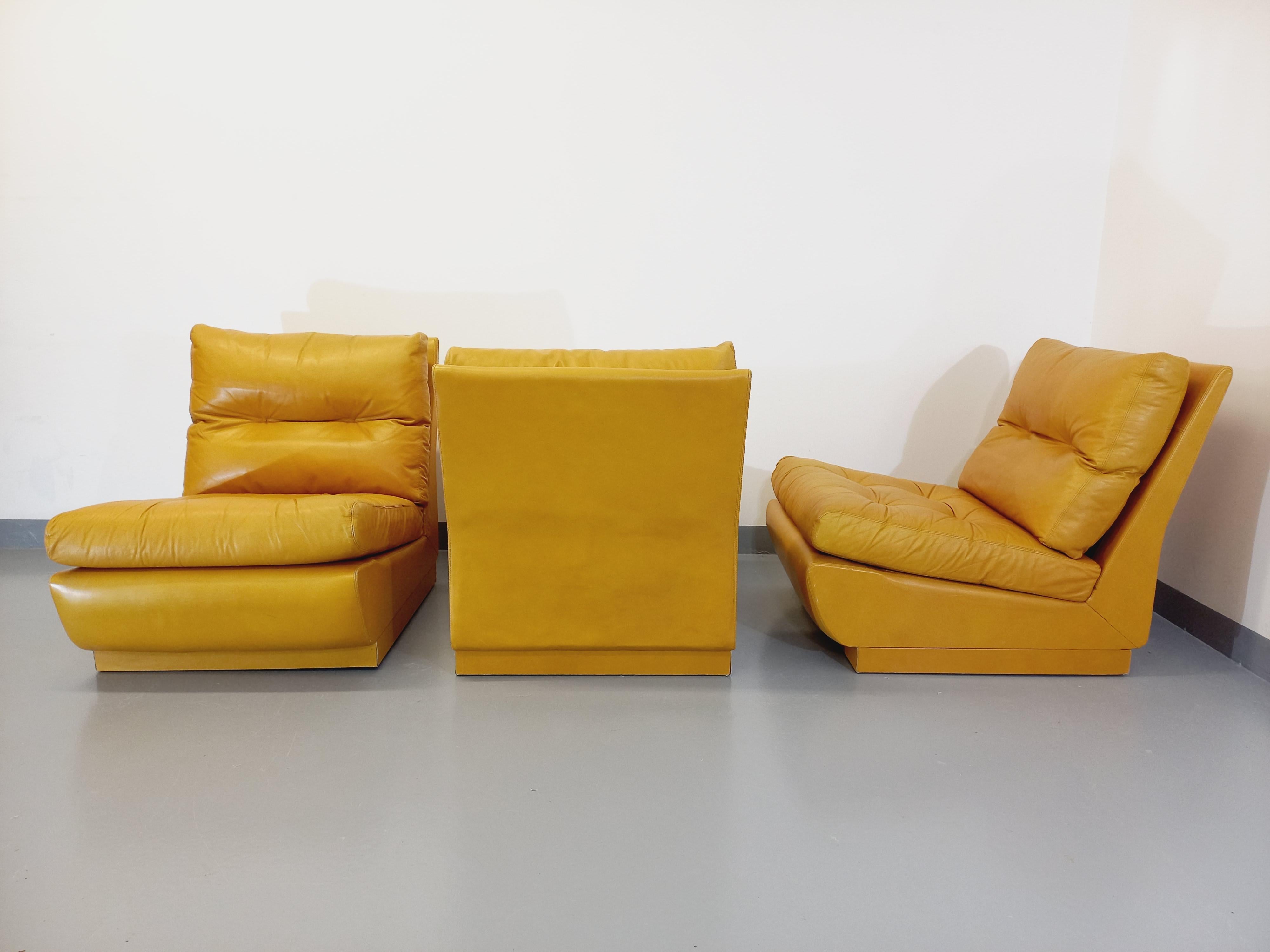 Mid-Century moderno Suite di 3 fauteuils chauffeuses Roche Bobois vintage en cuir jaune moutarde in vendita