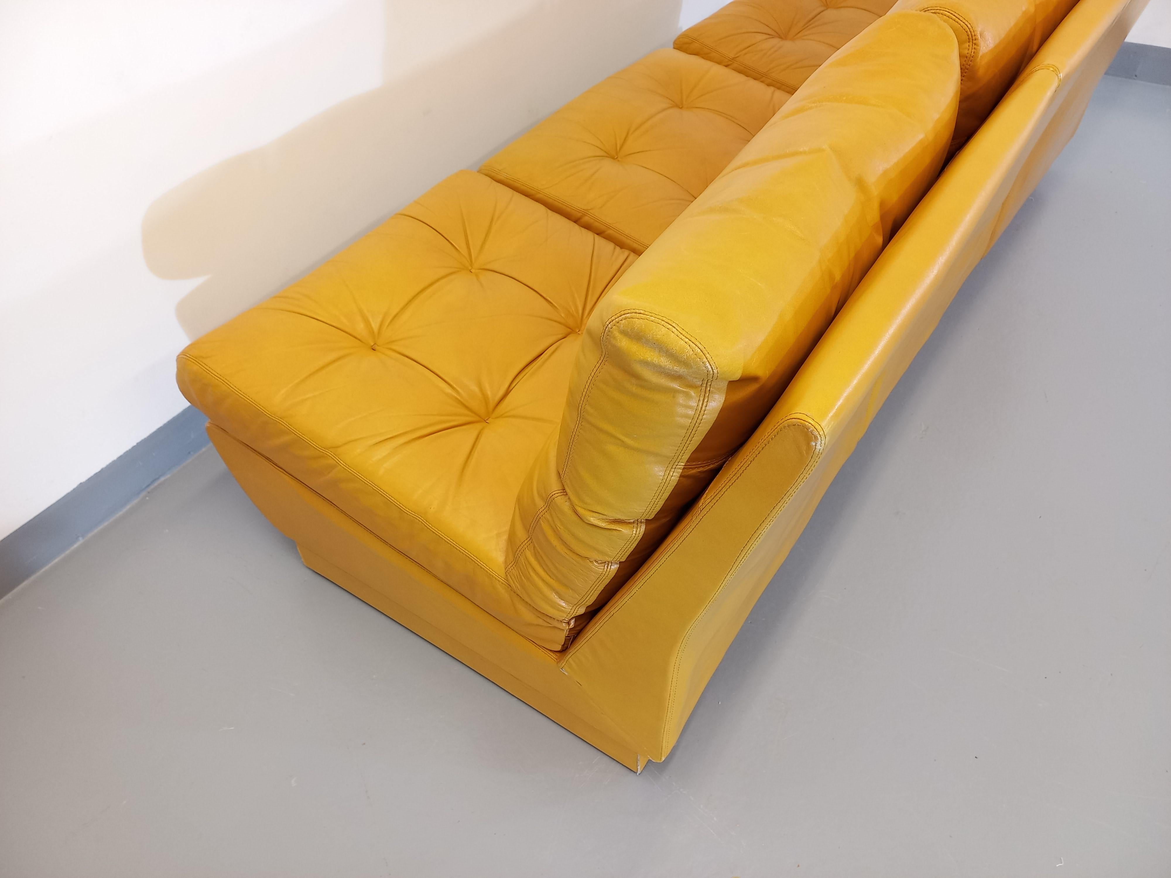 Francese Suite di 3 fauteuils chauffeuses Roche Bobois vintage en cuir jaune moutarde in vendita