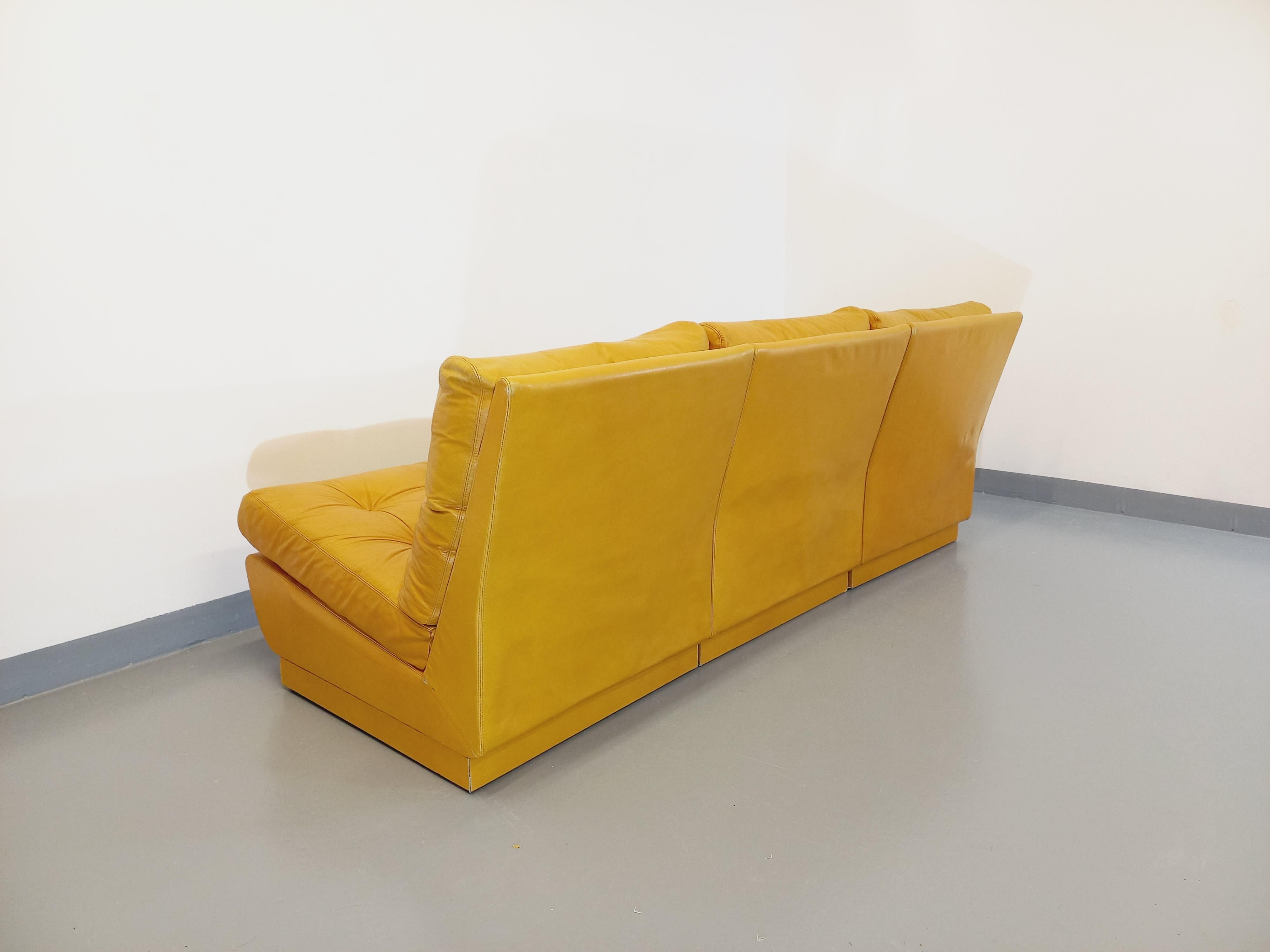 Suite di 3 fauteuils chauffeuses Roche Bobois vintage en cuir jaune moutarde In condizioni buone in vendita a BESANÇON, FR