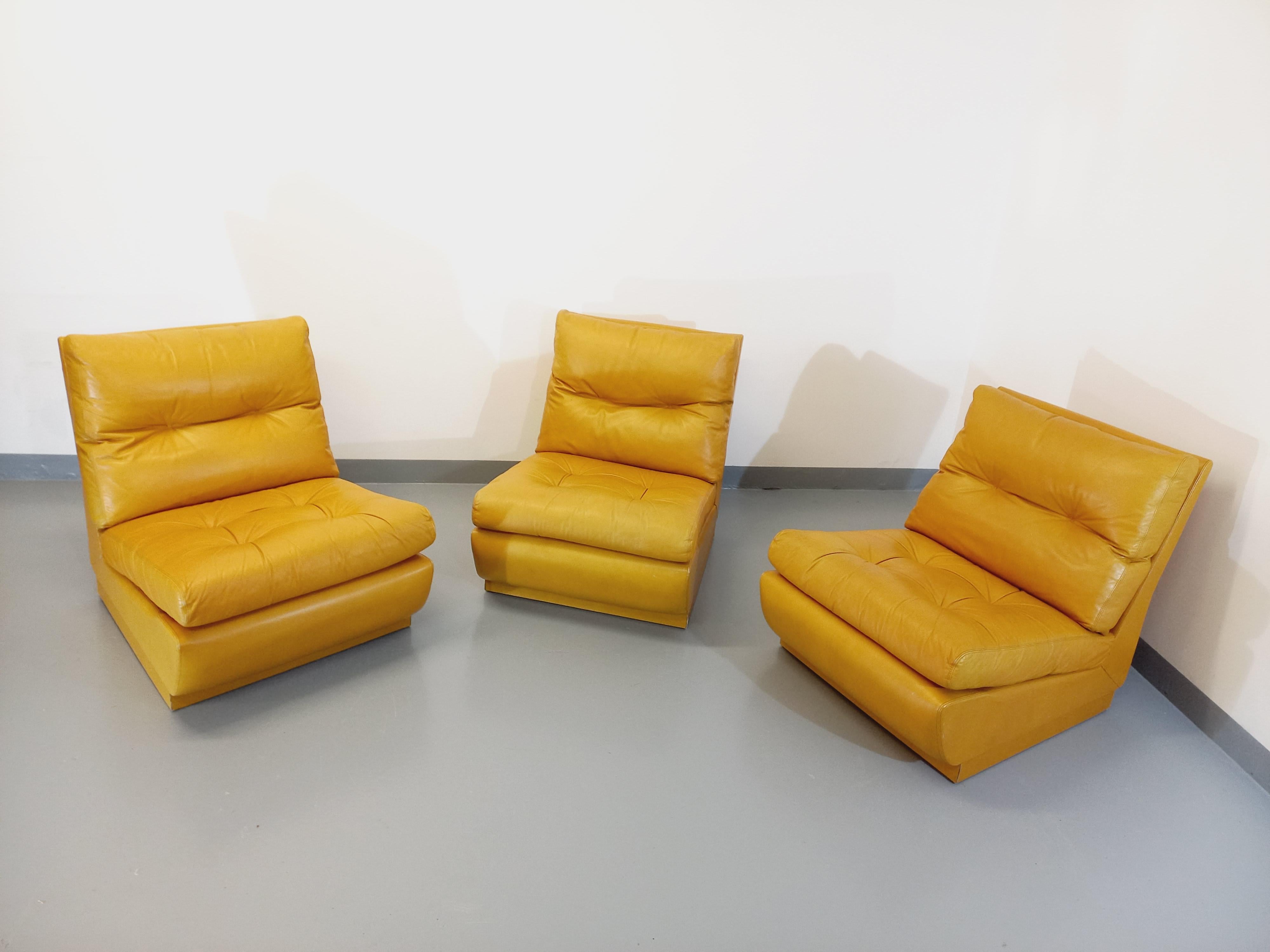 Fine XX secolo Suite di 3 fauteuils chauffeuses Roche Bobois vintage en cuir jaune moutarde in vendita