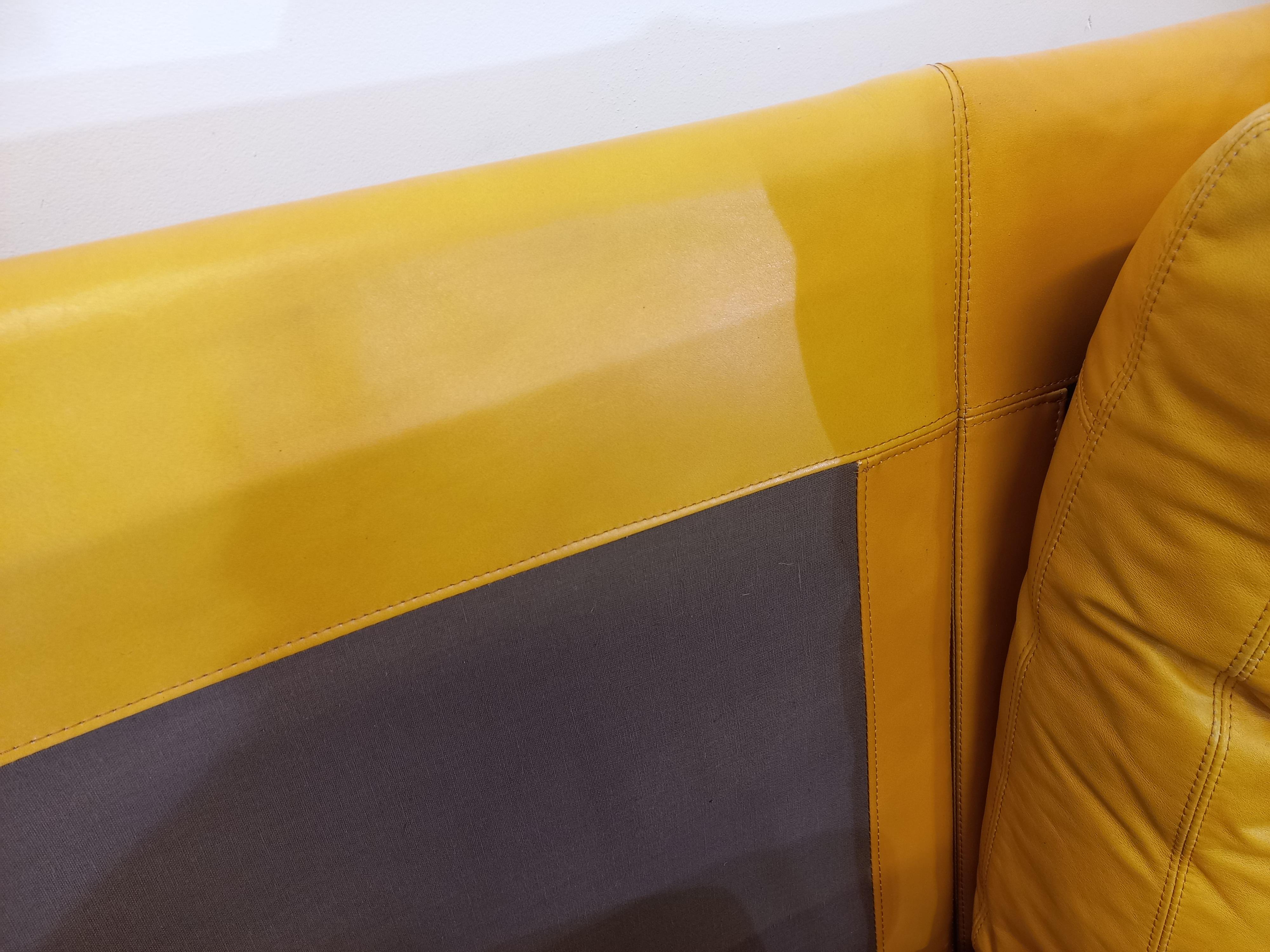 Pelle Suite di 3 fauteuils chauffeuses Roche Bobois vintage en cuir jaune moutarde in vendita