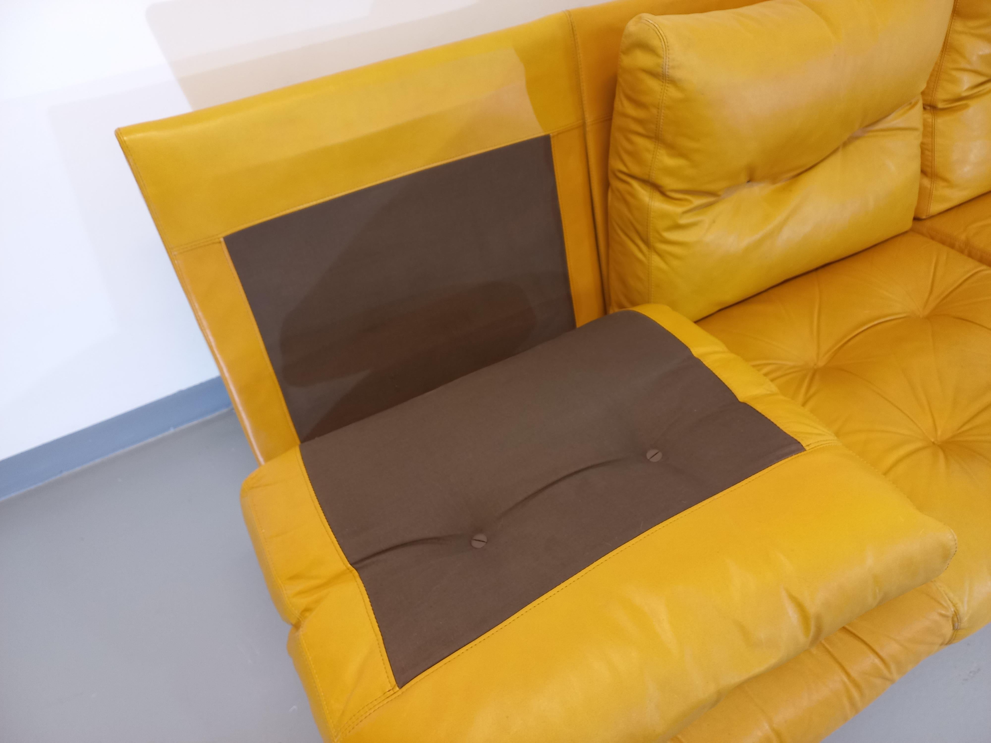 Suite di 3 fauteuils chauffeuses Roche Bobois vintage en cuir jaune moutarde in vendita 1