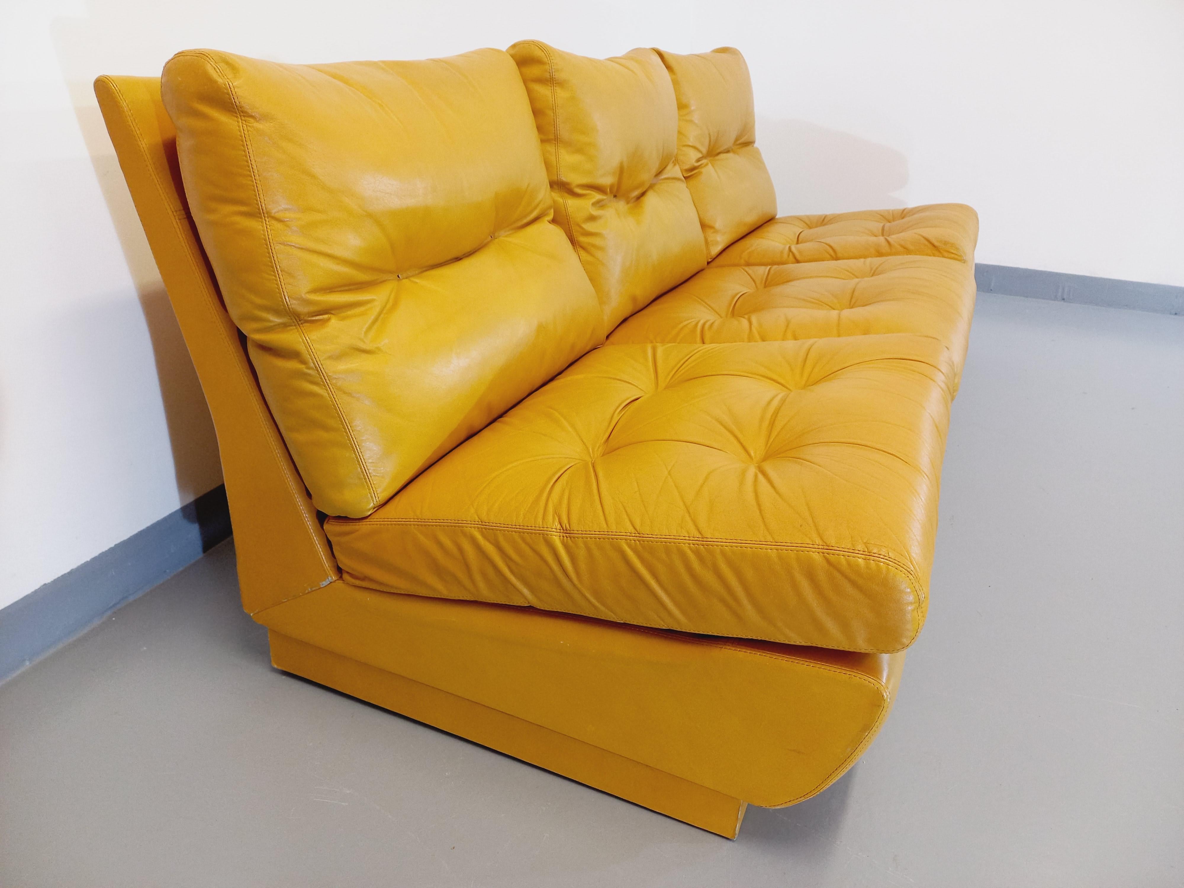 Suite di 3 fauteuils chauffeuses Roche Bobois vintage en cuir jaune moutarde in vendita 2