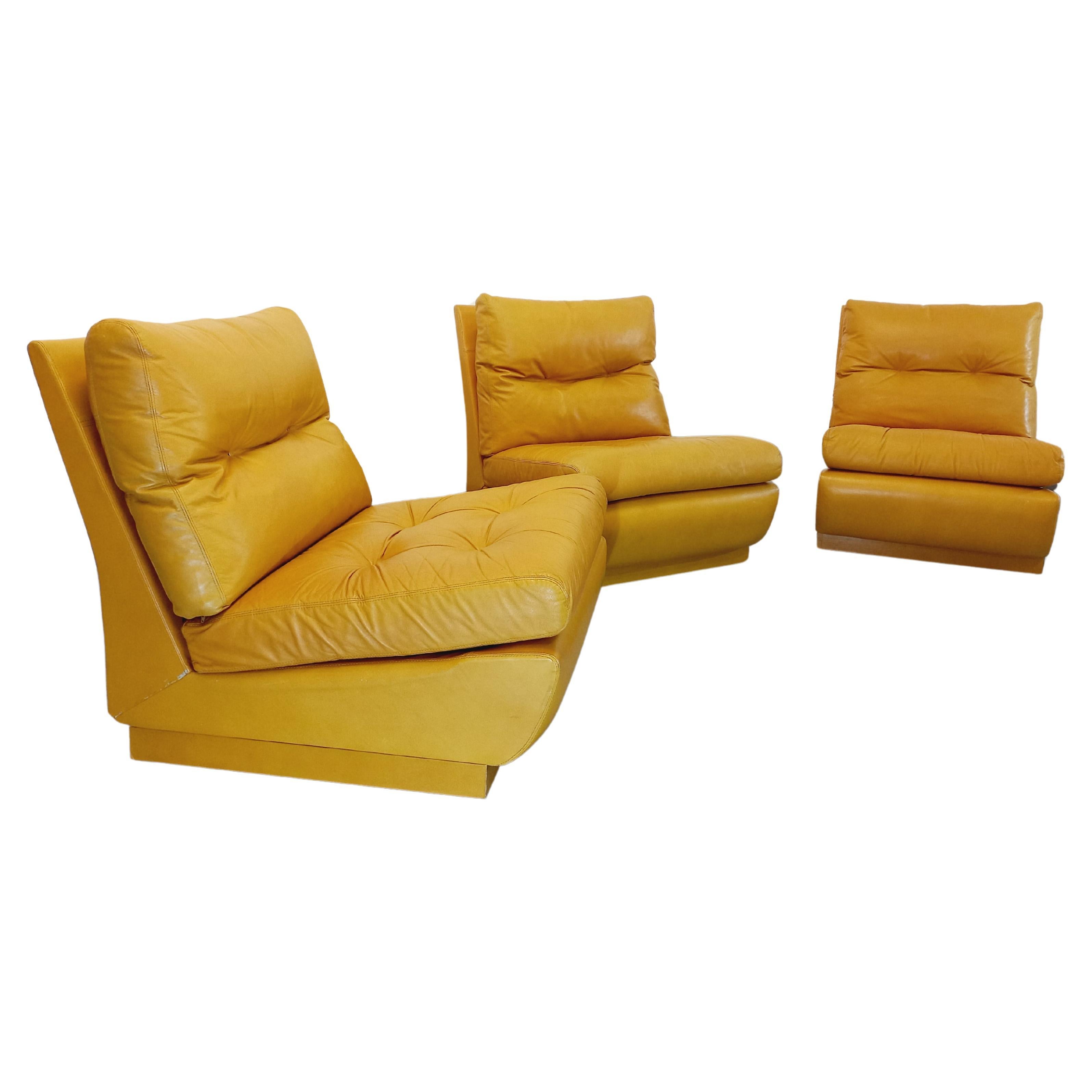 Suite de 3 fauteuils chauffeuses Roche Bobois vintage en cuir jaune moutarde