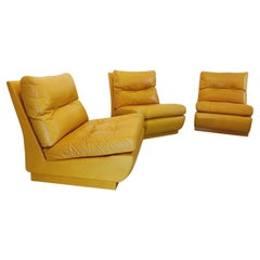 Suite de 3 fauteuils chauffeuses Roche Bobois vintage en cuir jaune moutarde