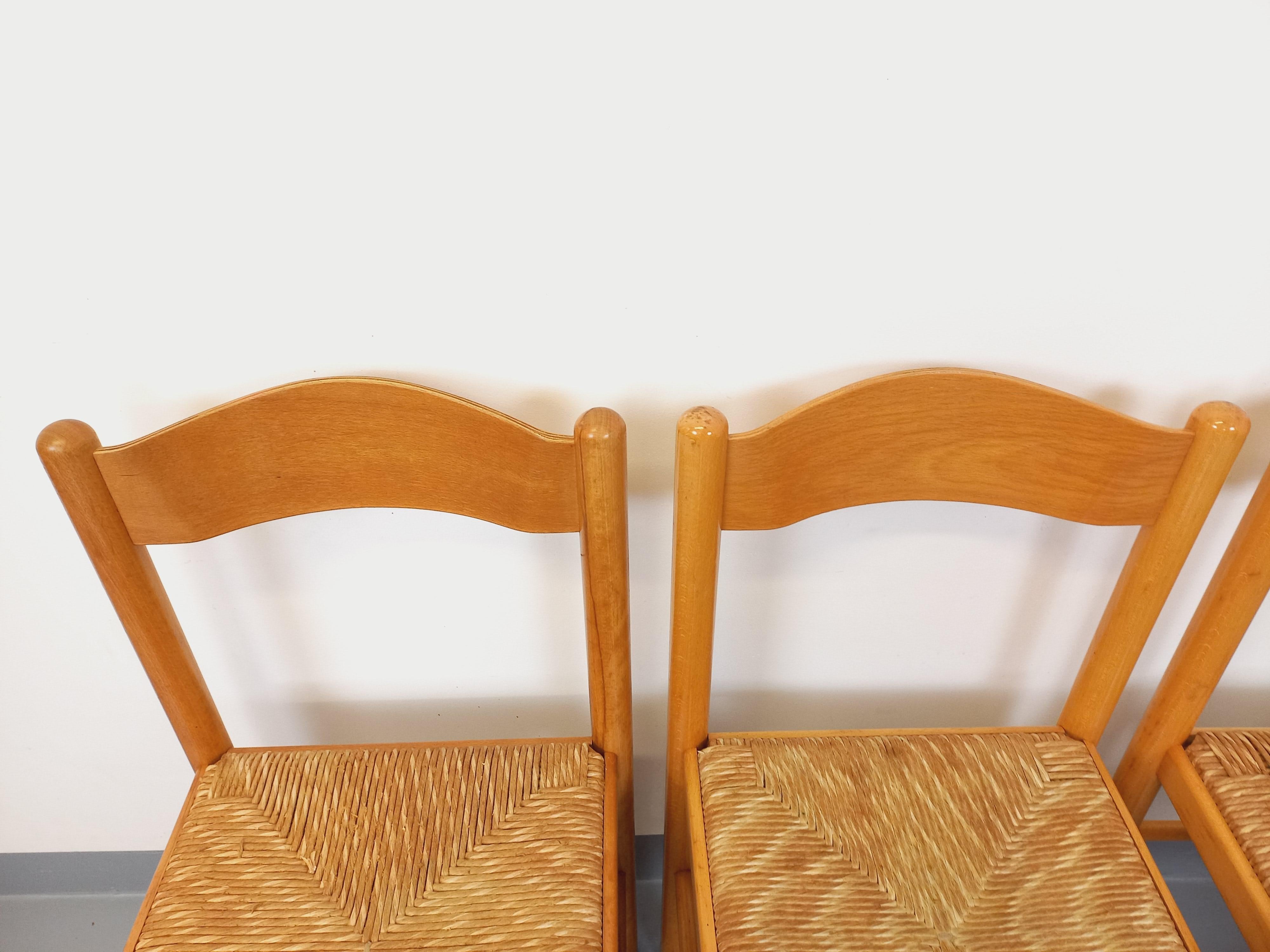 Suite de 4 chaises brutalistes vintage en bois clair et paille des années 70 80 en venta 6