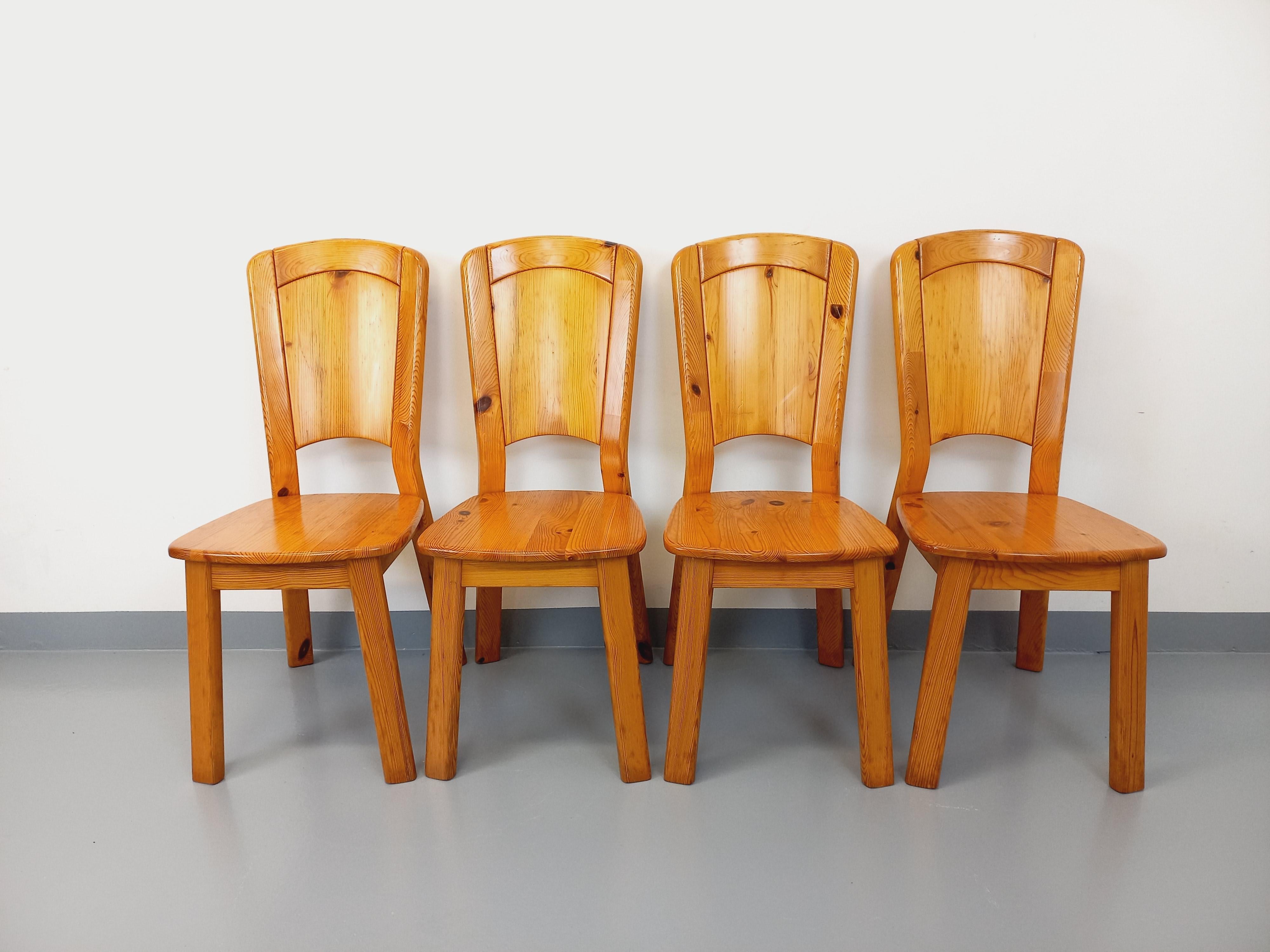 Suite de 4 chaises Charlotte Perriand Les Arcs vintage en pin des années 70 im Angebot 3