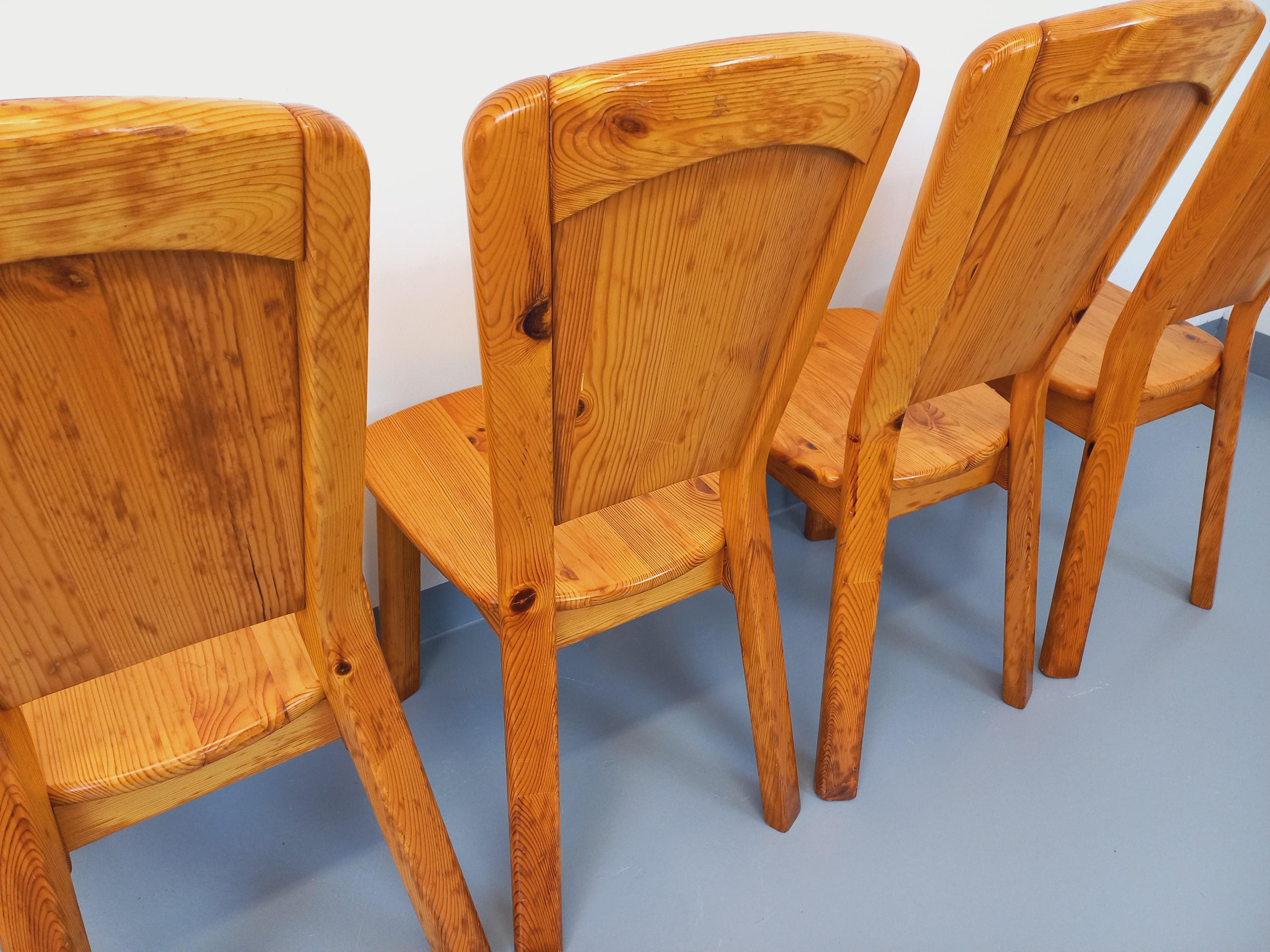 Suite de 4 chaises Charlotte Perriand Les Arcs vintage en pin des années 70 im Angebot 5