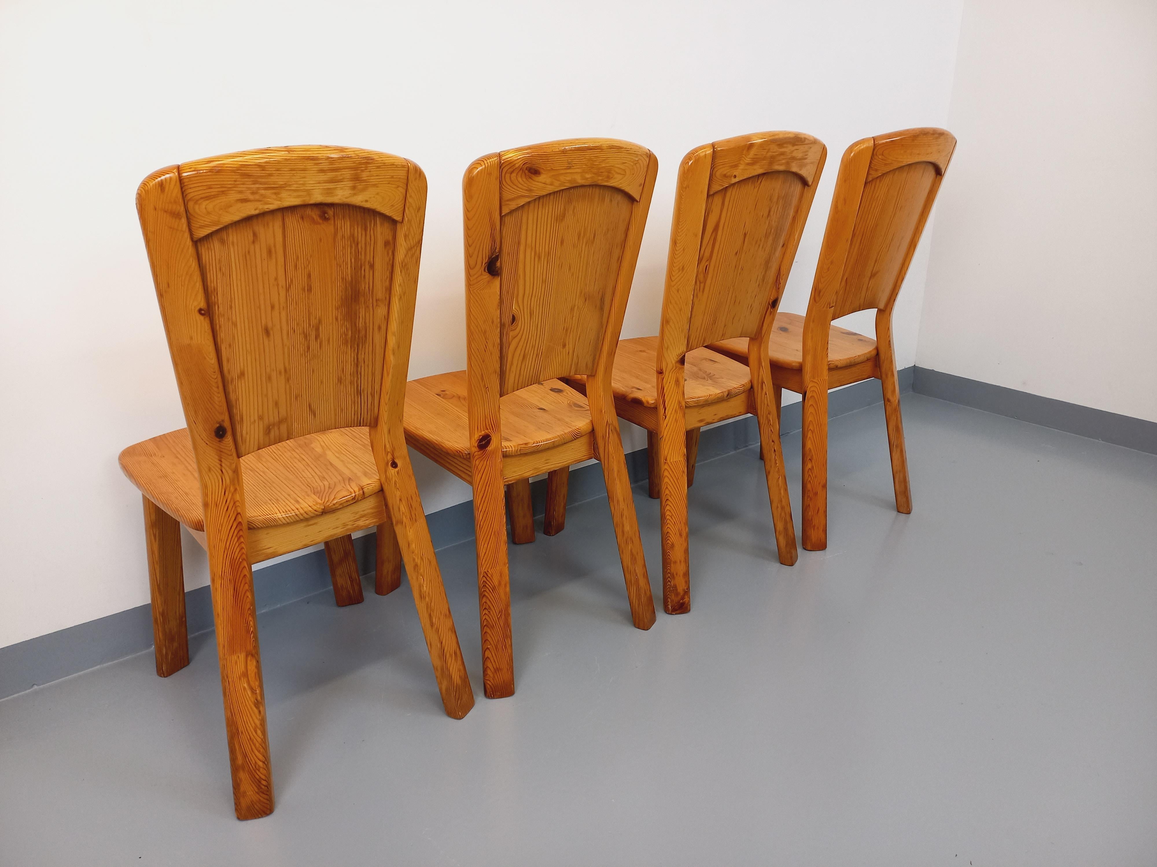 Suite de 4 chaises Charlotte Perriand Les Arcs vintage en pin des années 70 im Angebot 6