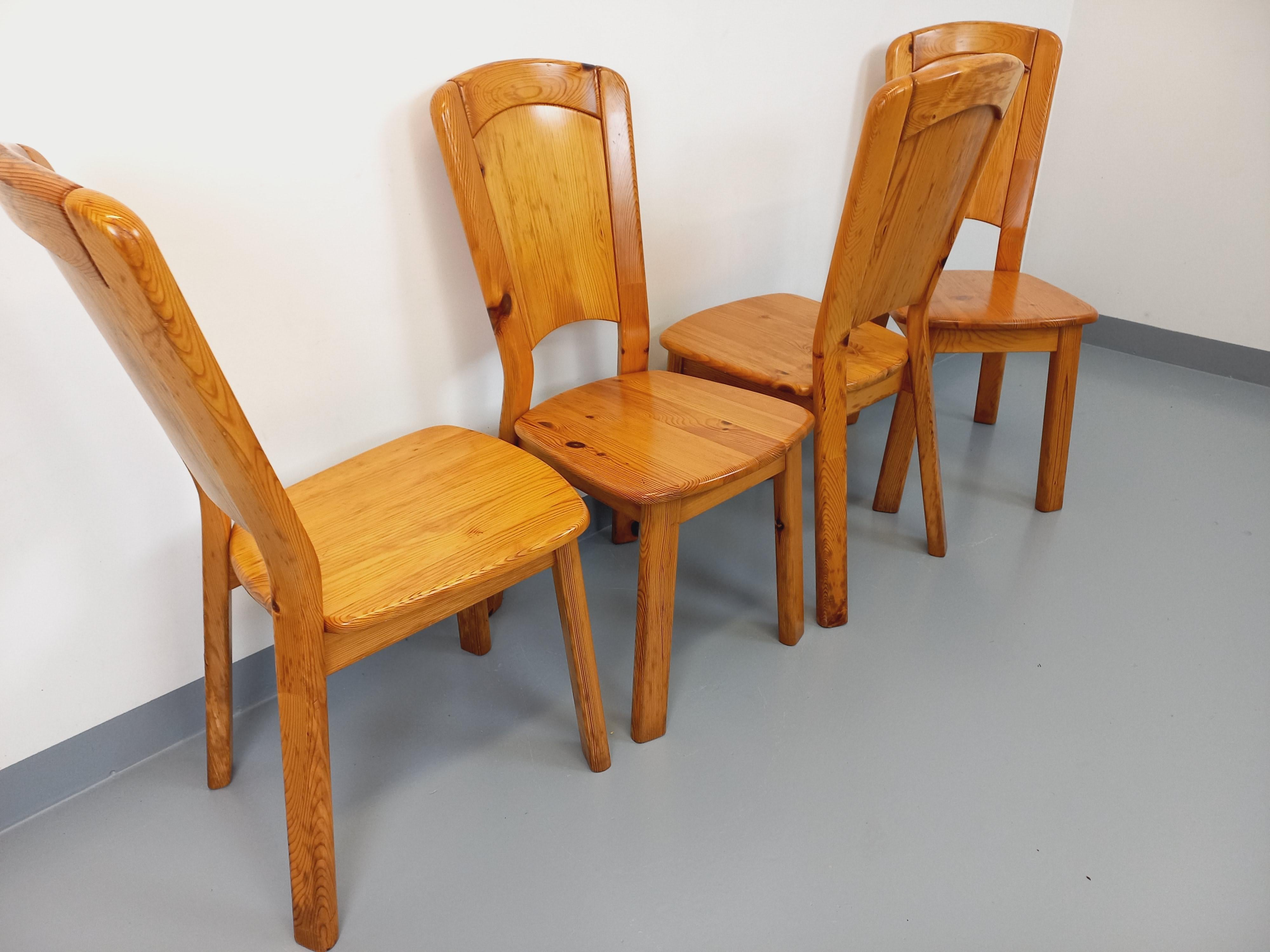 Suite de 4 chaises Charlotte Perriand Les Arcs vintage en pin des années 70 im Angebot 7