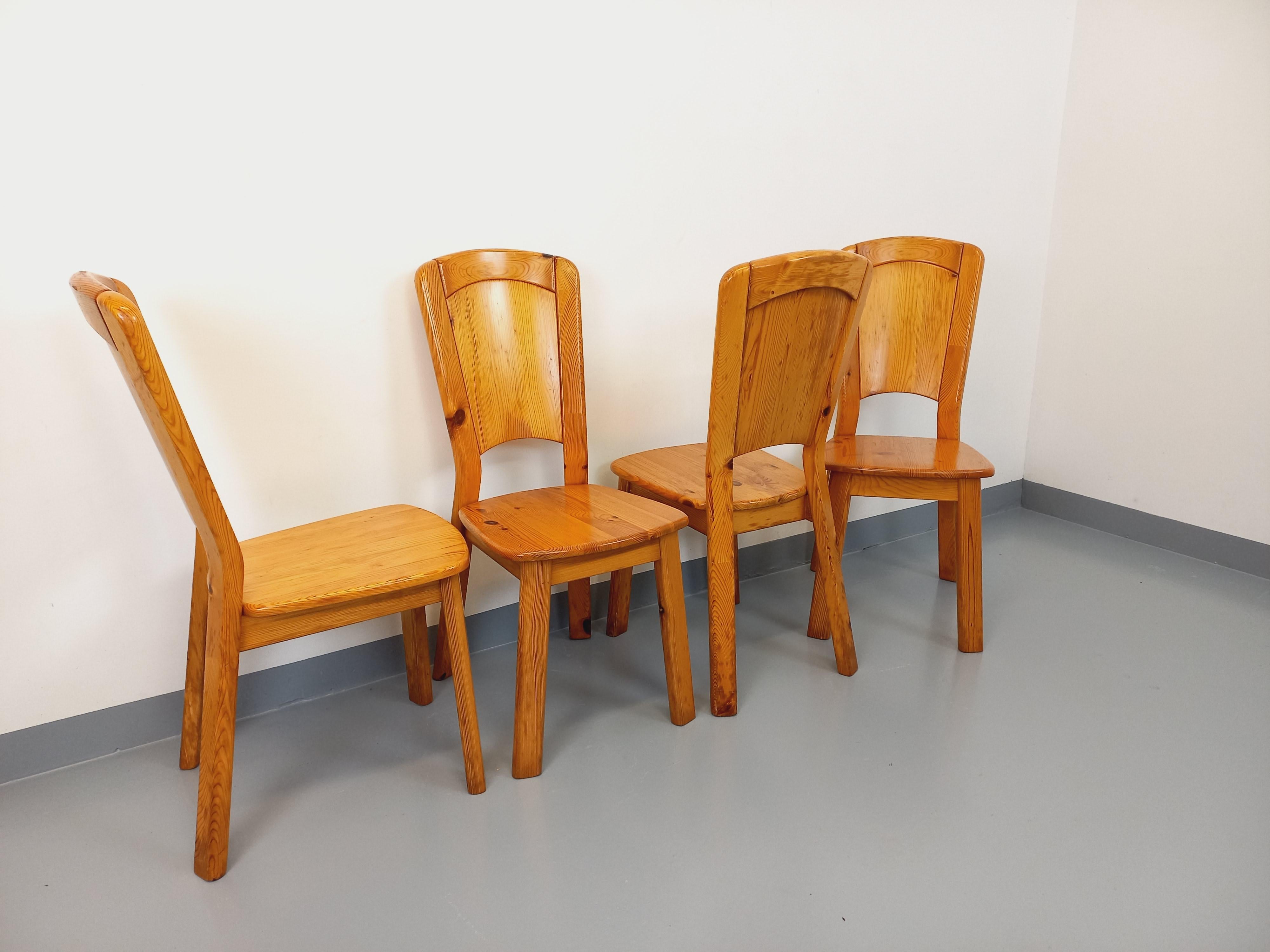 Suite de 4 chaises Charlotte Perriand Les Arcs vintage en pin des années 70 im Angebot 8