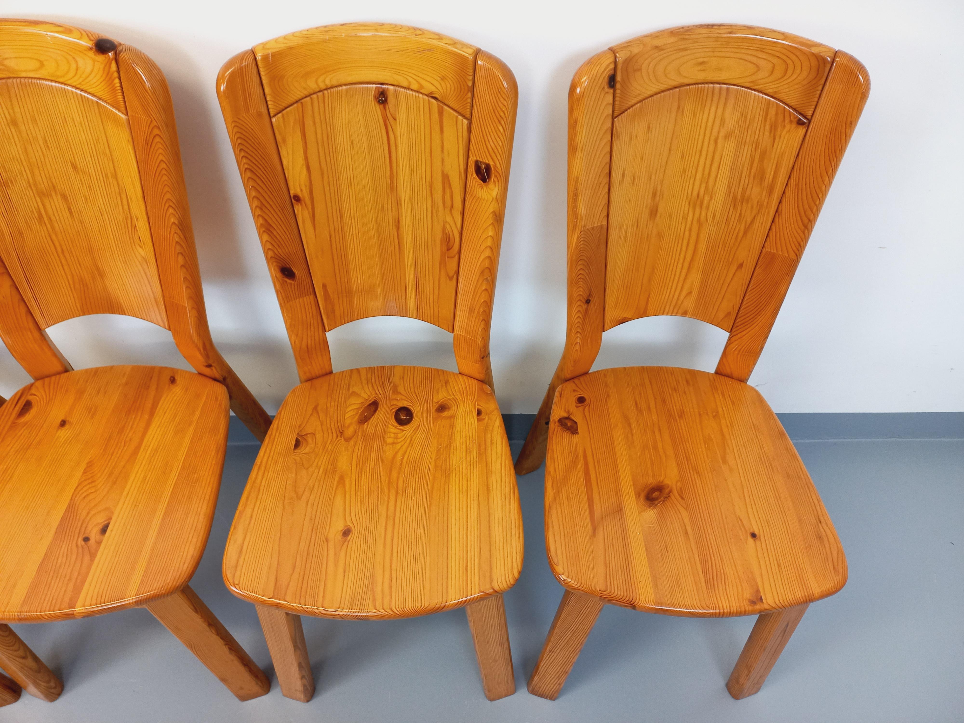 Suite de 4 chaises Charlotte Perriand Les Arcs vintage en pin des années 70 im Angebot 12