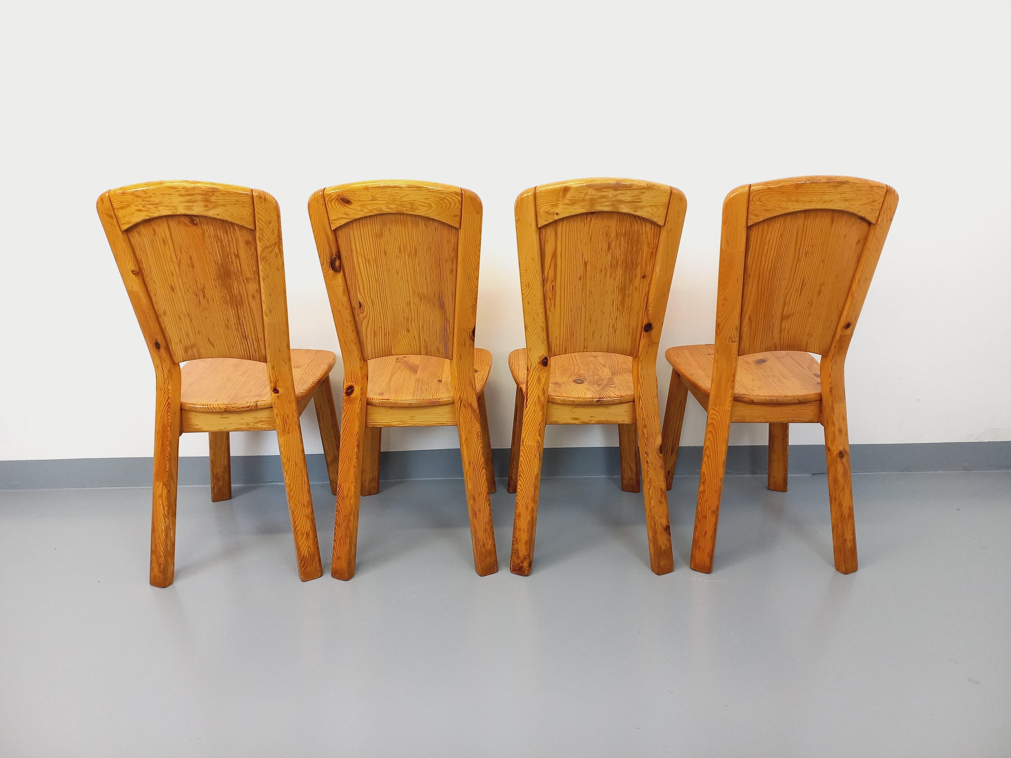 4 Vintage-Liegen aus den 70er Jahren, die Charlotte Perriand für Arcs entworfen hat, mit Nadel. Bon état général avec signes et marques du temps qui passe.
Ref 241 015
Größe : 97 cm
Größe : 41 cm
Profil : 48 cm
Arschbackenhöhe : 47 cm
