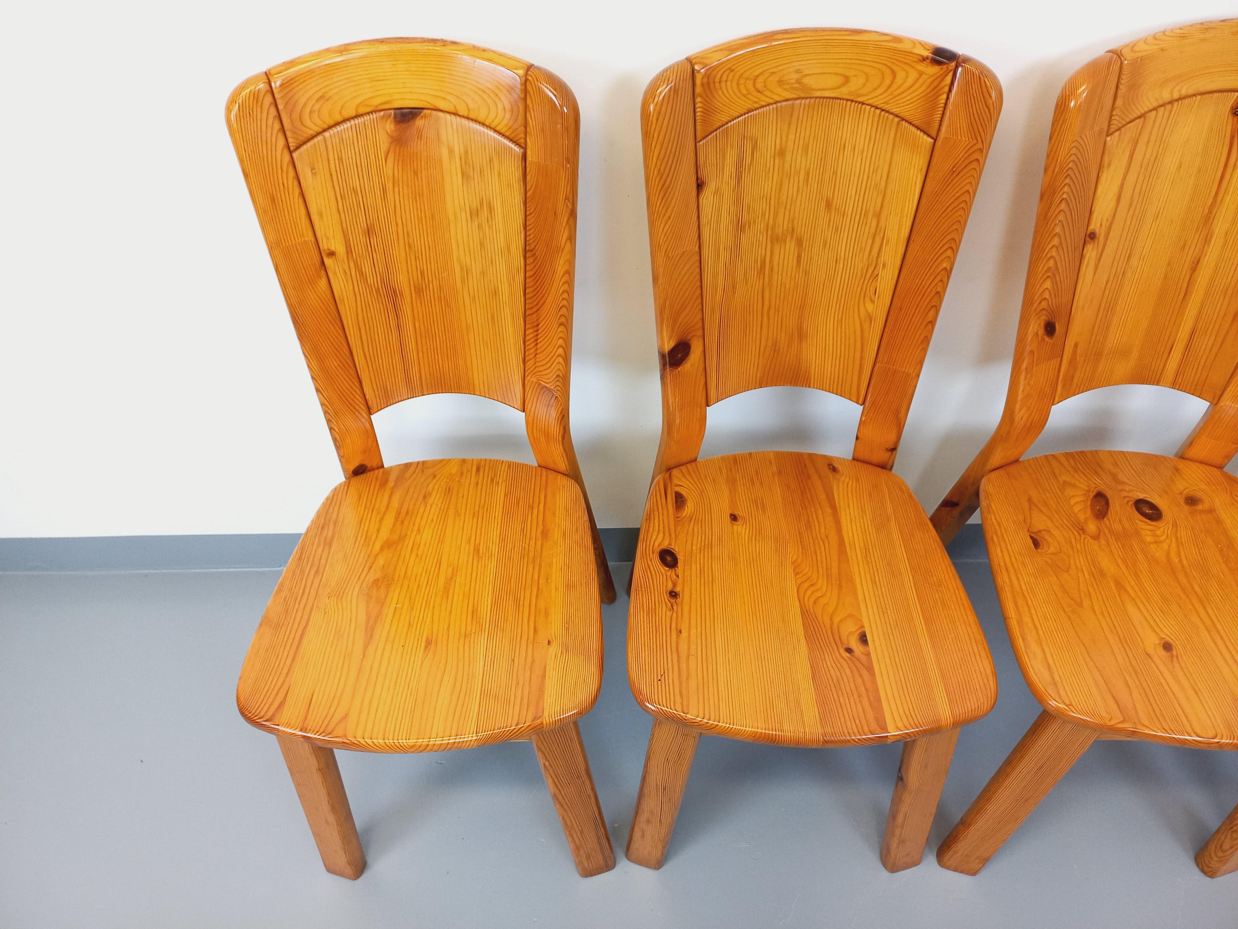 Suite de 4 chaises Charlotte Perriand Les Arcs vintage en pin des années 70 im Angebot 13