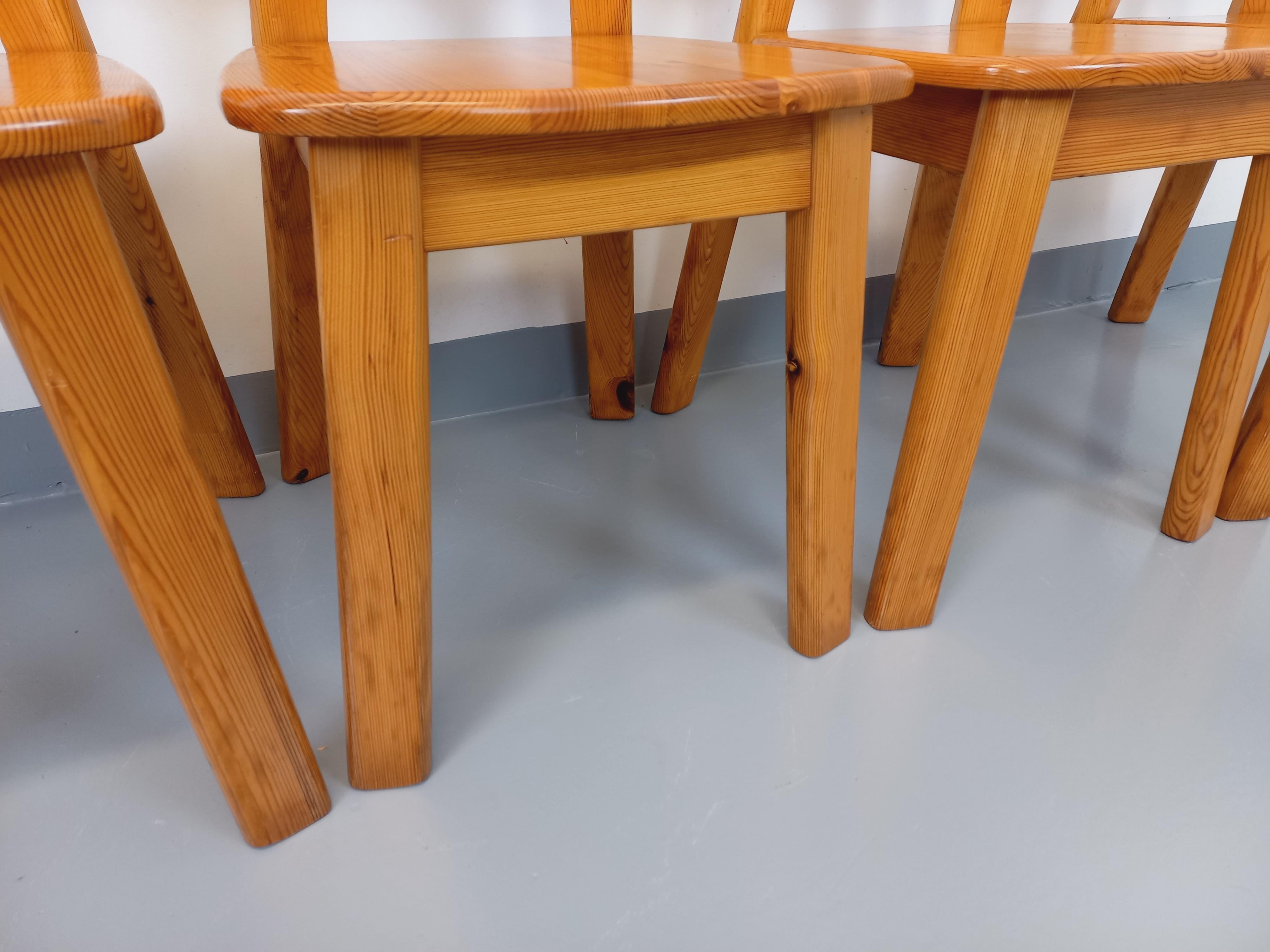 Suite de 4 chaises Charlotte Perriand Les Arcs vintage en pin des années 70 (Französisch) im Angebot