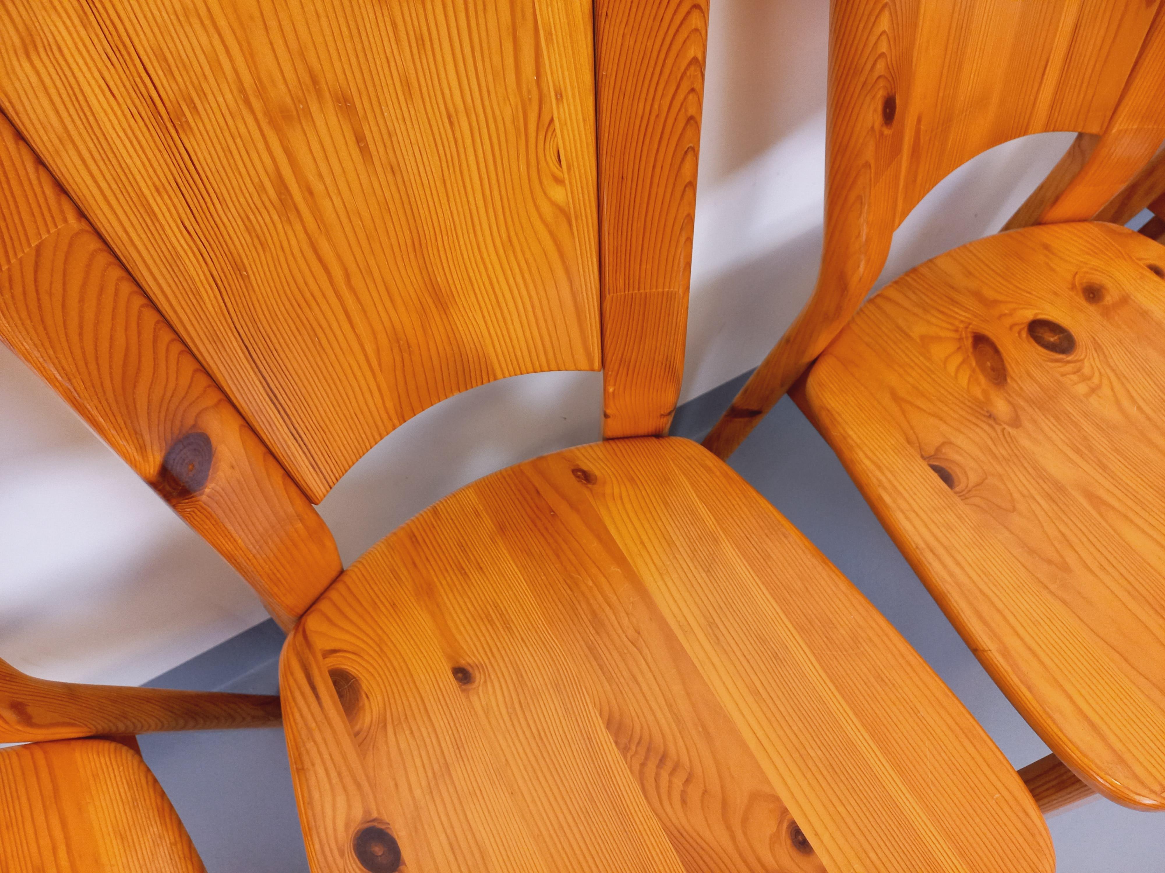 Suite de 4 chaises Charlotte Perriand Les Arcs vintage en pin des années 70 (Holz) im Angebot
