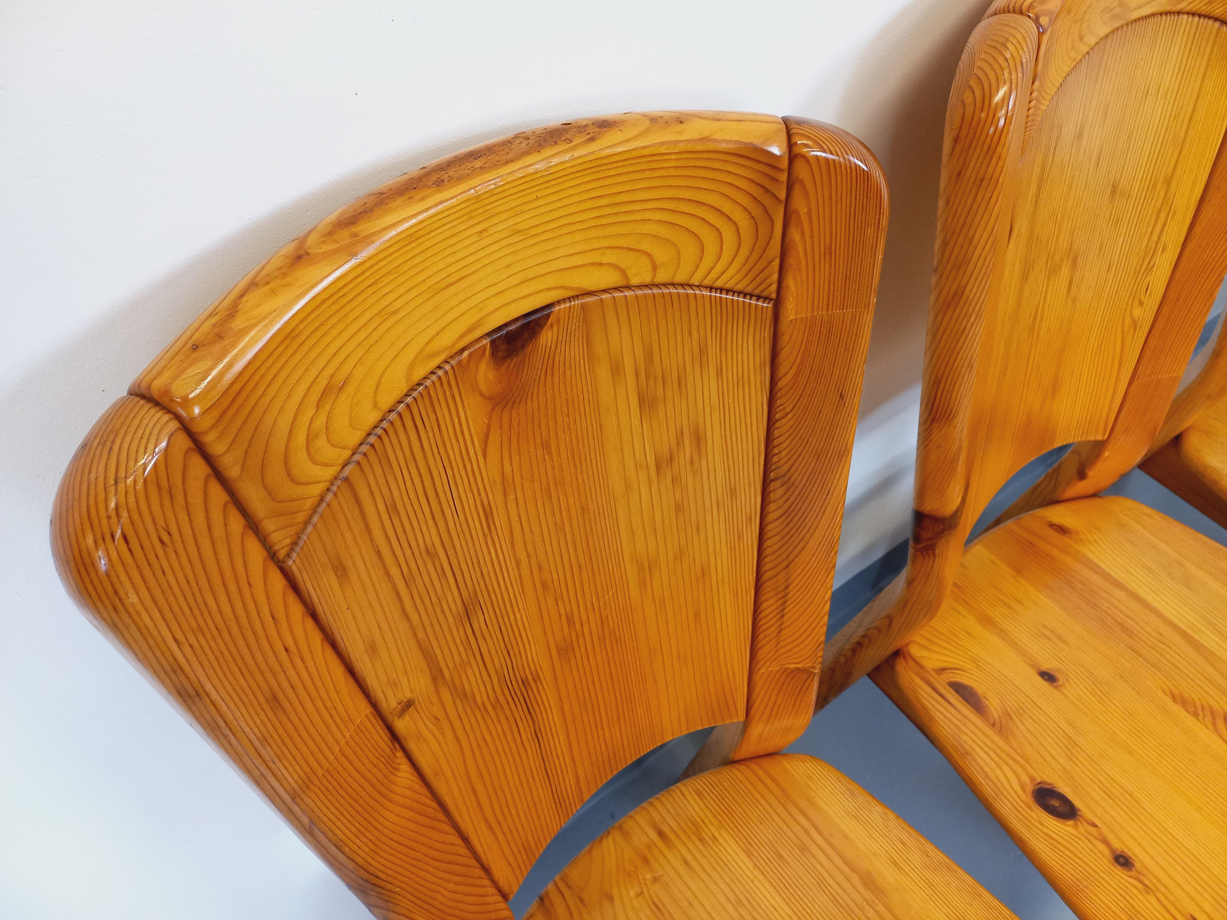 Suite de 4 chaises Charlotte Perriand Les Arcs vintage en pin des années 70 im Angebot 1