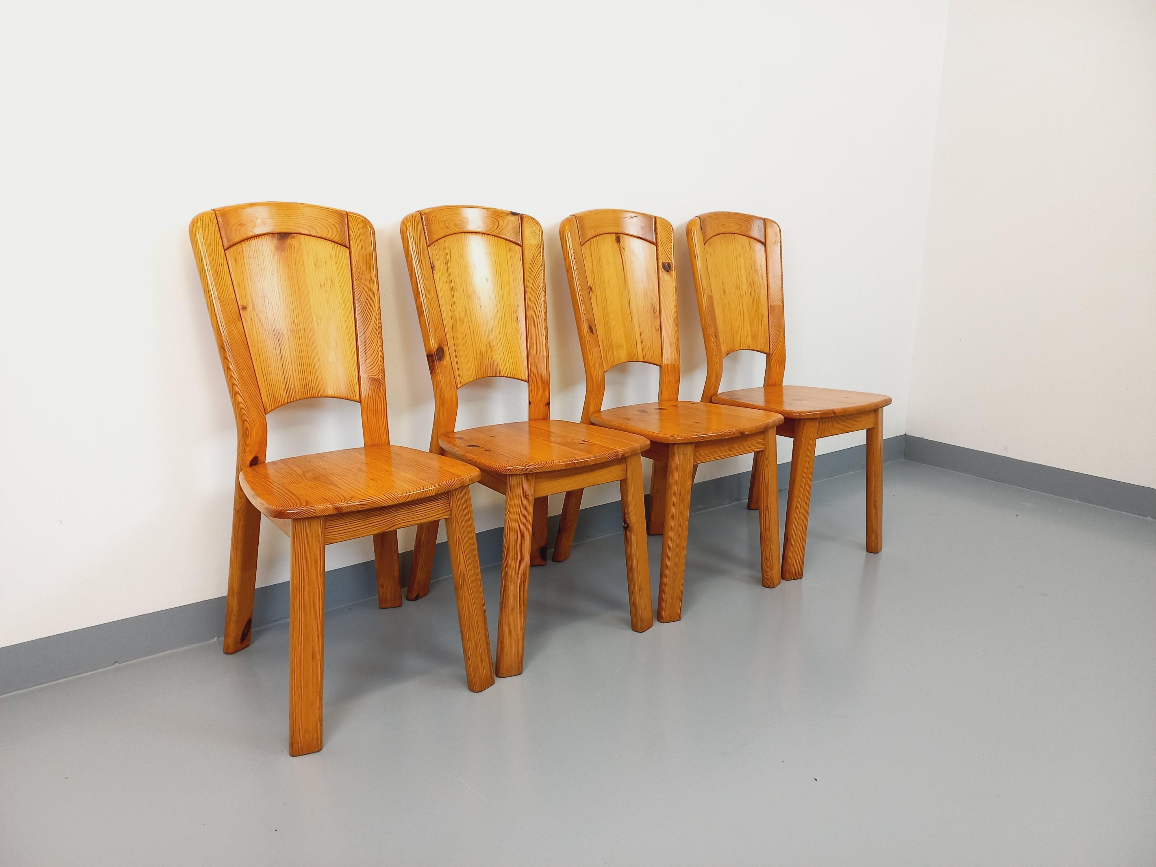 Suite de 4 chaises Charlotte Perriand Les Arcs vintage en pin des années 70 im Angebot 2