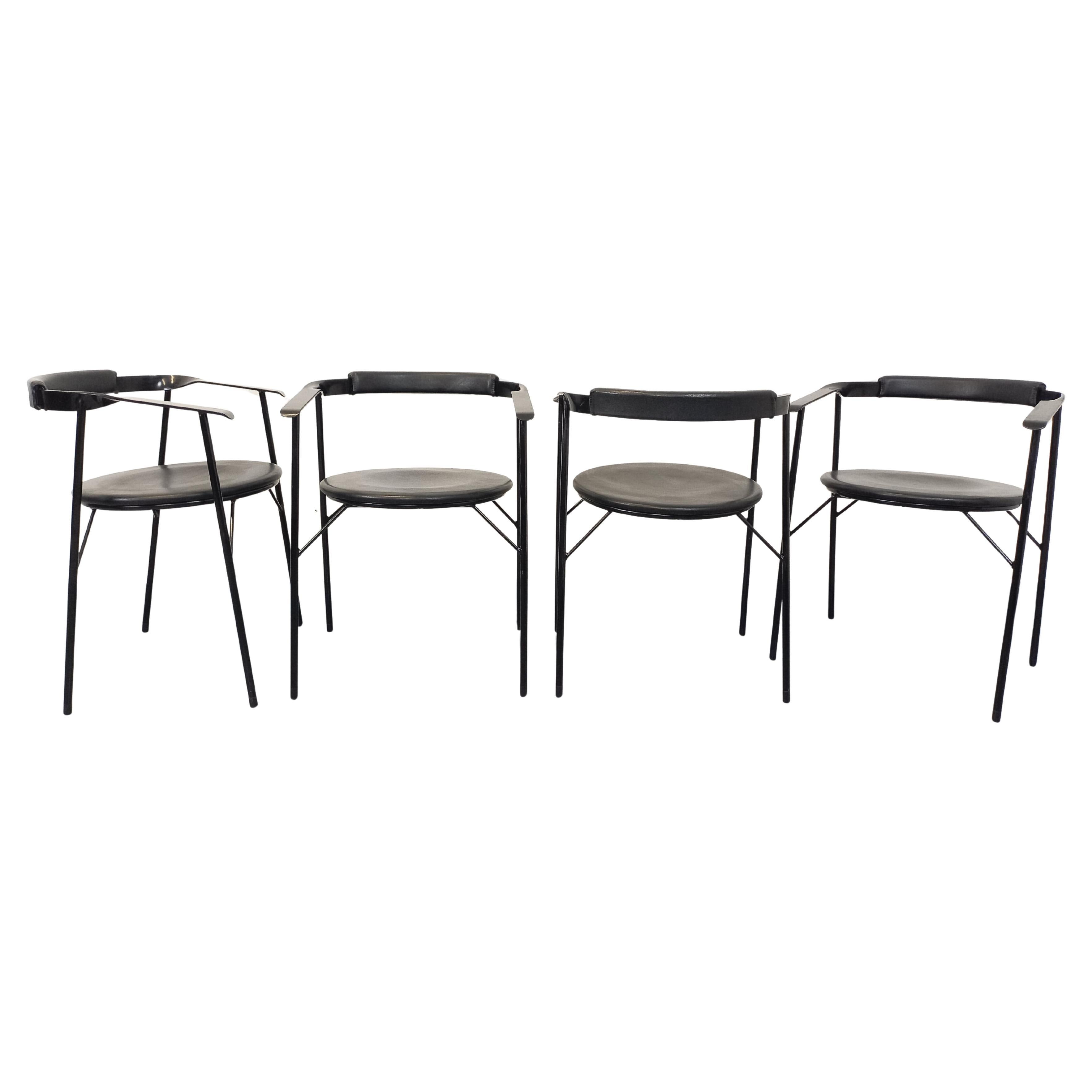 Suite de 4 chaises fauteuils vintage design italien en métal noir et skai noir For Sale