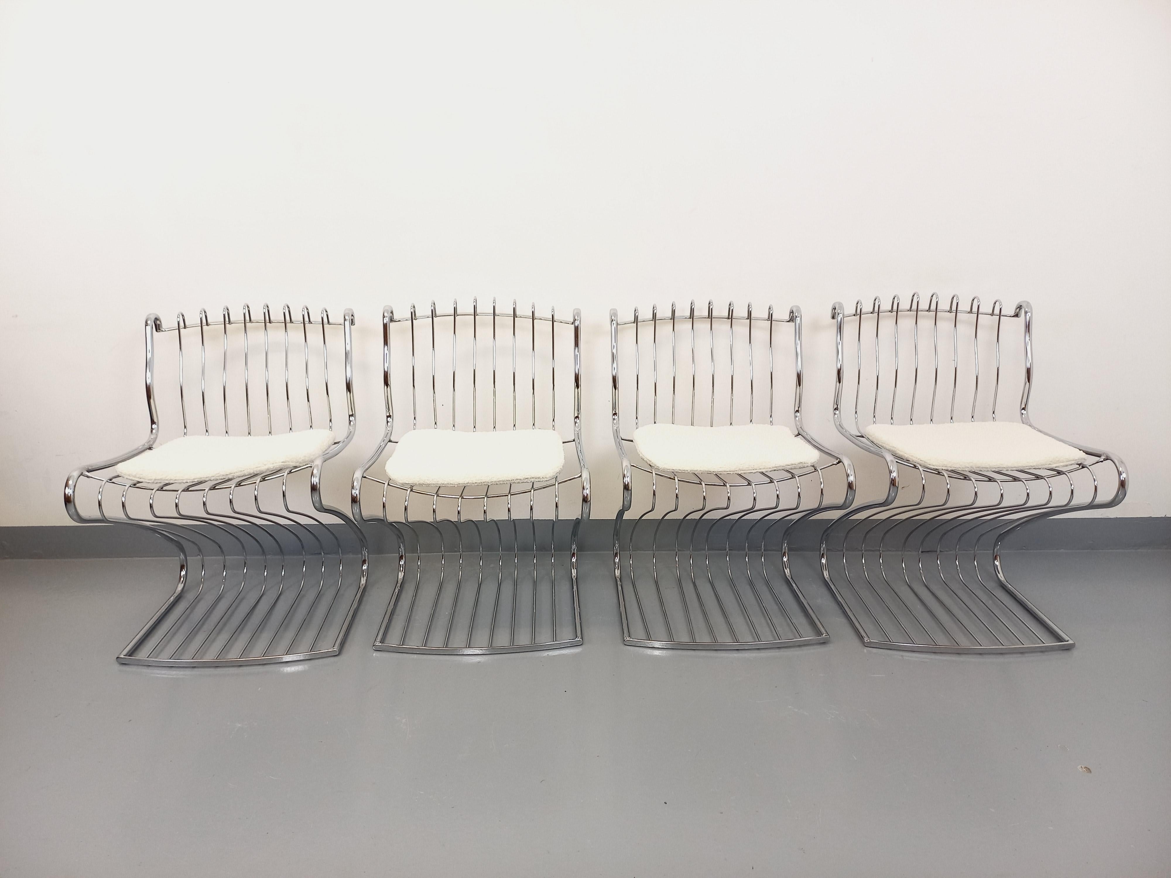 4 chaises vintage des années 70, attribuées au designer italien Gastone Rinaldi pour RIMA, splendide design, en métal chromé, galettes neuves en tissu bouclettes blanc. Très bon état général avec quelques signes du temps qui passe sur chrome.
Rif.