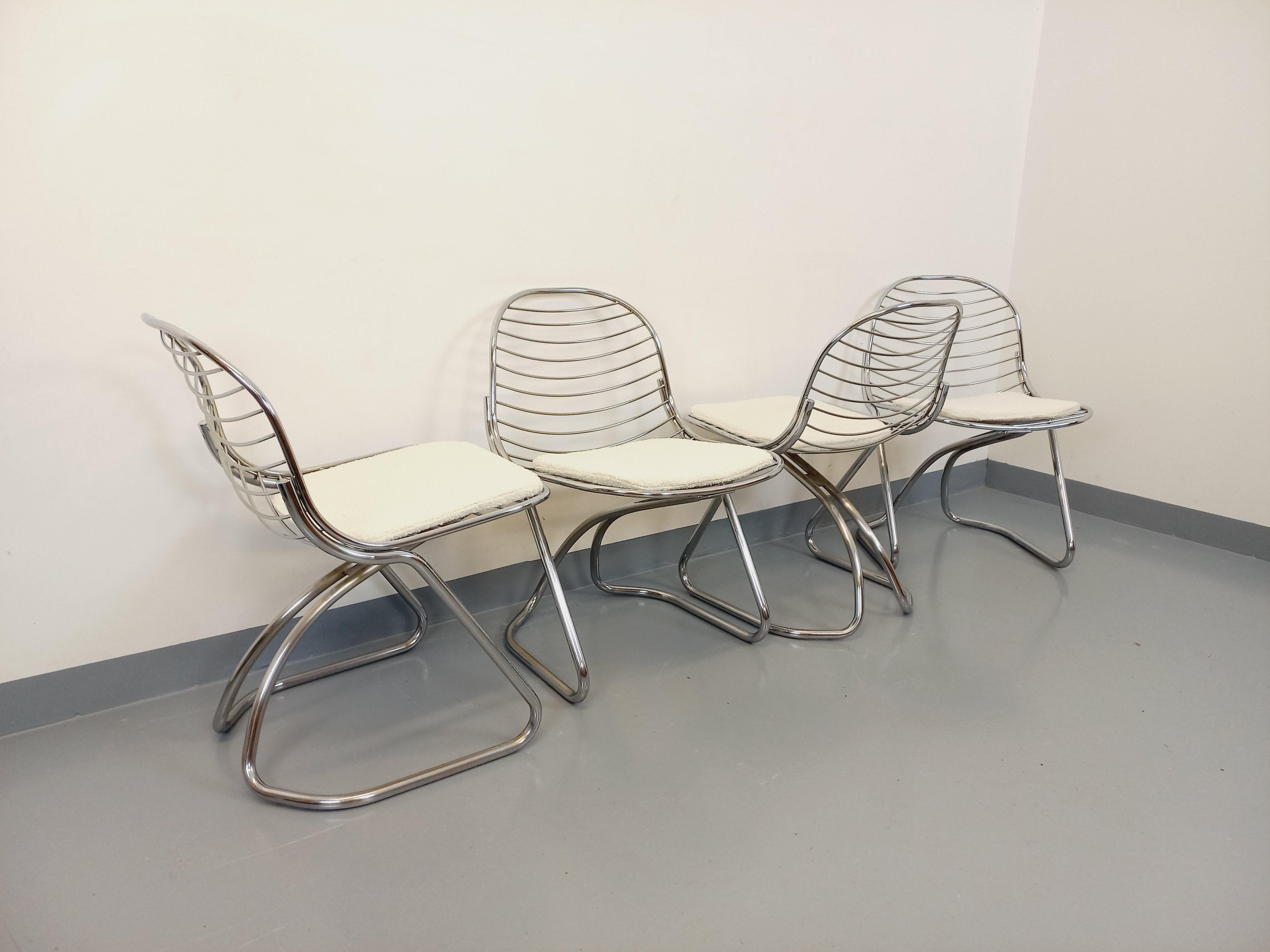 Late 20th Century Suite de 4 chaises italiennes vintage Gastone Rinaldi en métal chromé et galette For Sale