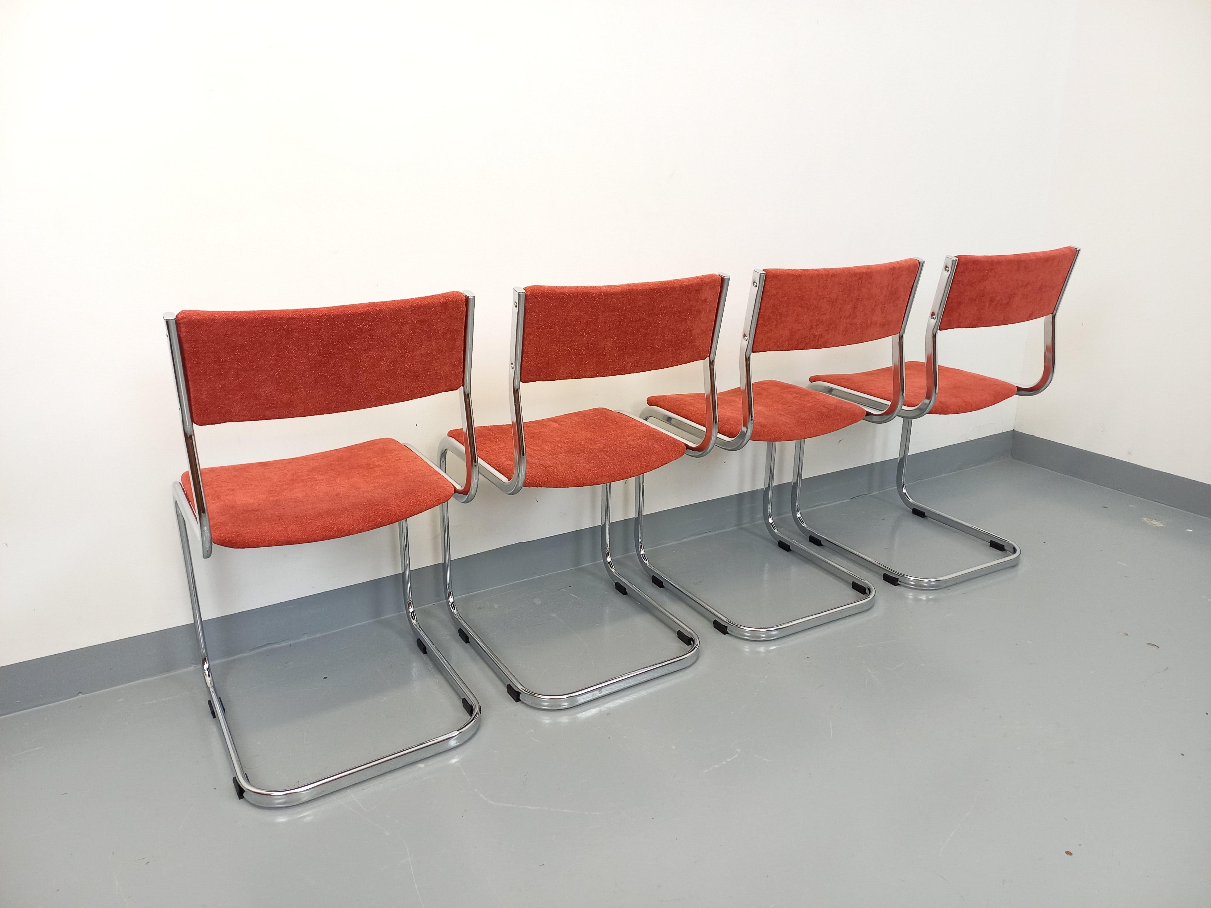 Suite de 4 chaises luge vintage en métal chromé et tissu des années 70 im Angebot 3