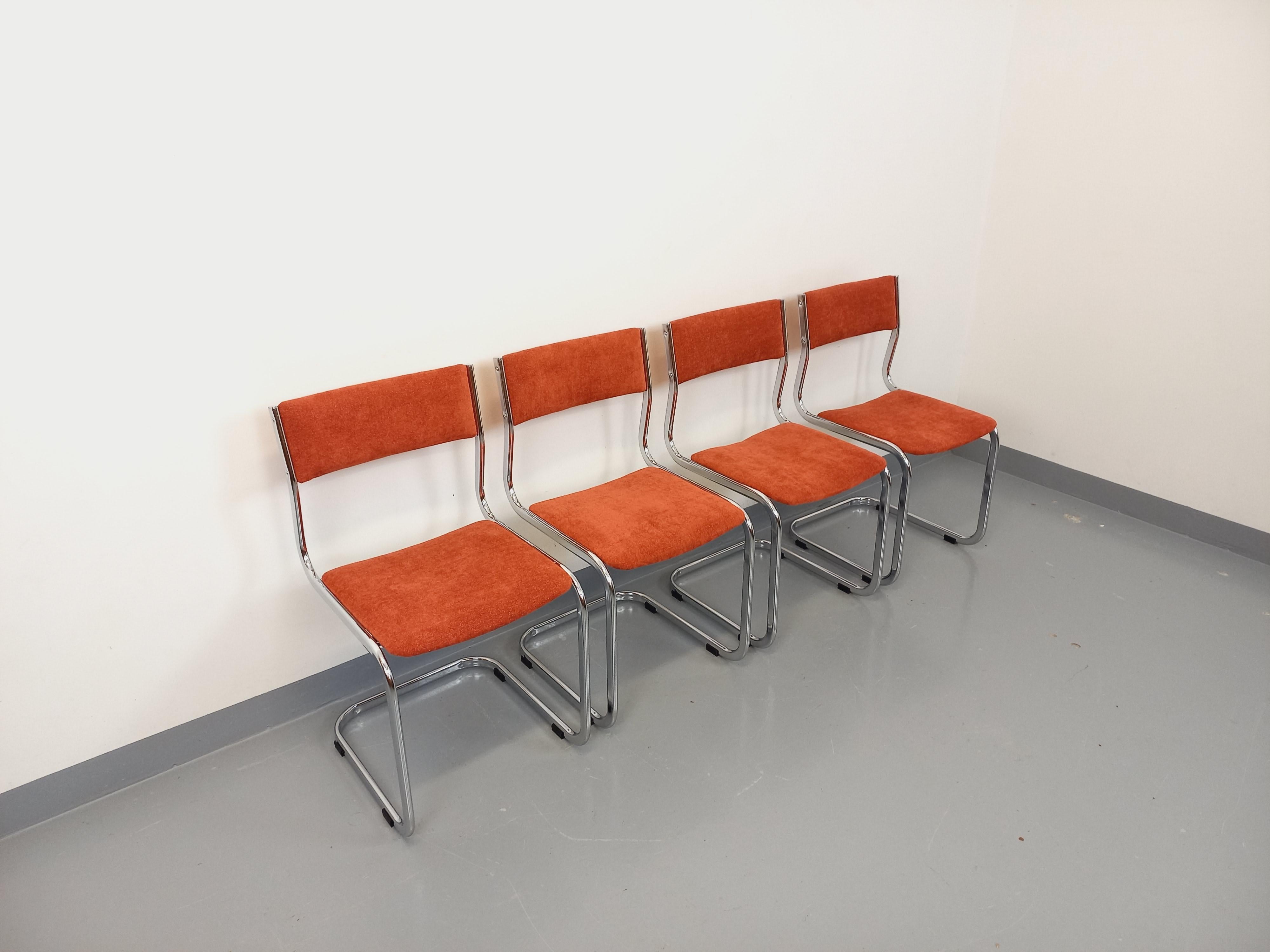 Suite de 4 chaises luge vintage en métal chromé et tissu des années 70 im Angebot 6