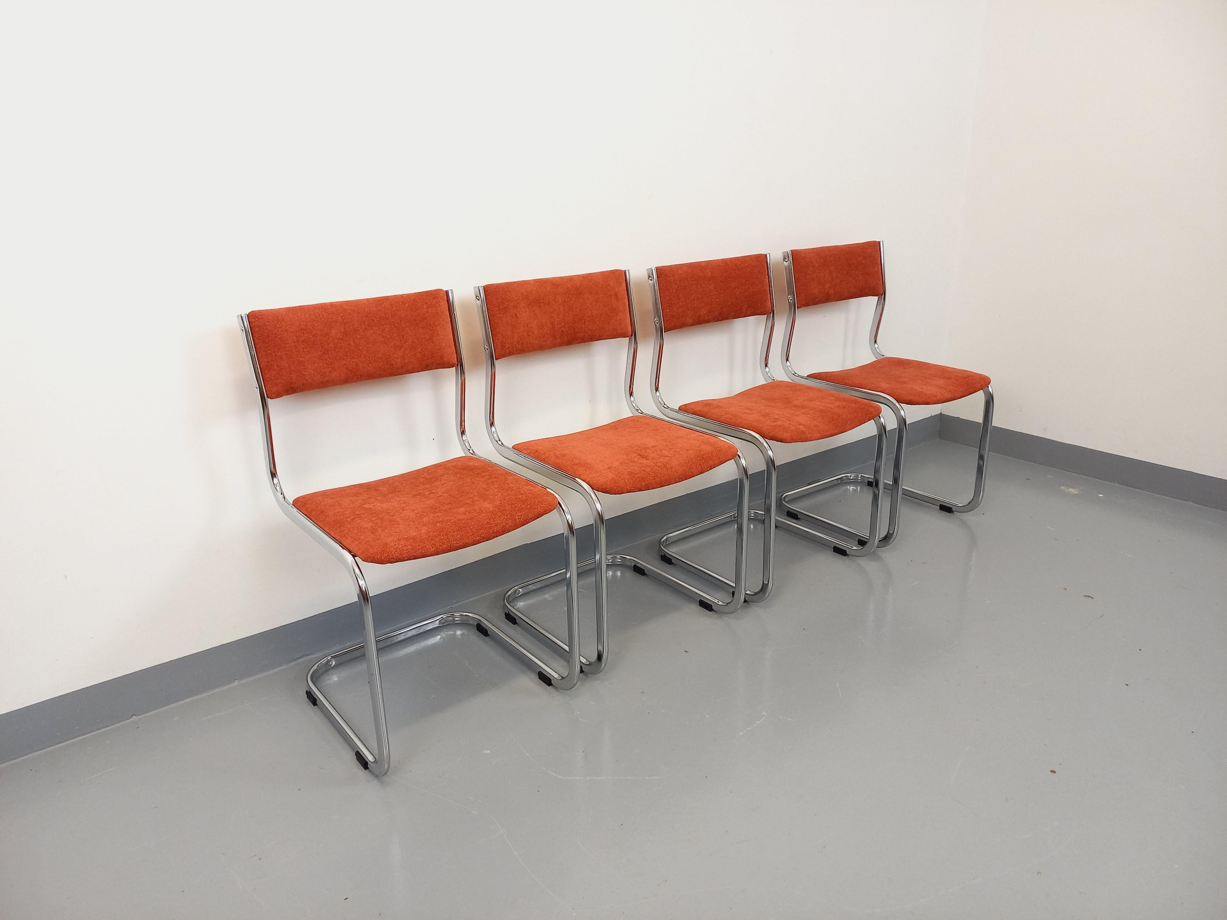 Suite de 4 chaises luge vintage en métal chromé et tissu des années 70 (Space Age) im Angebot