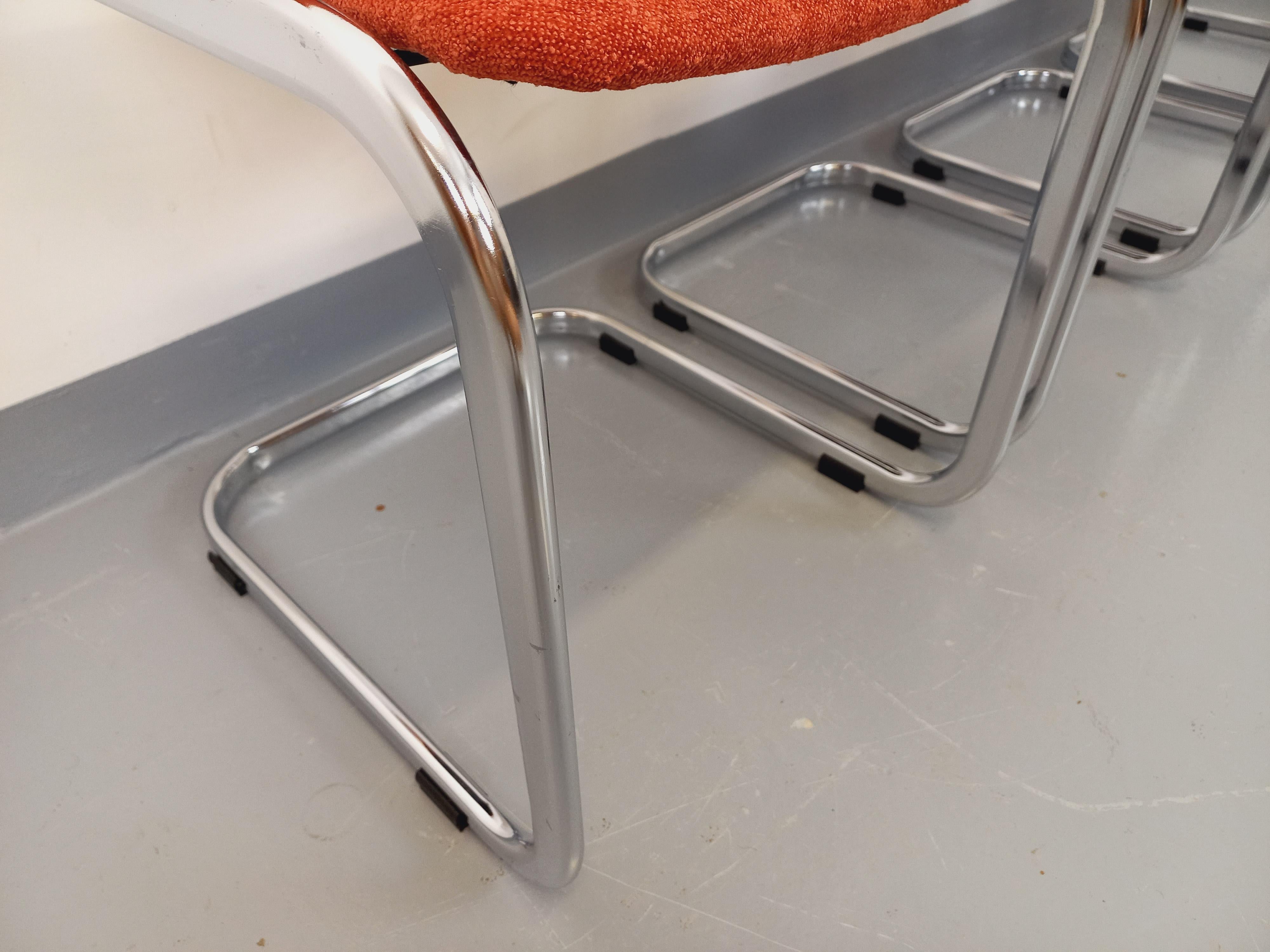 Suite de 4 chaises luge vintage en métal chromé et tissu des années 70 (Französisch) im Angebot