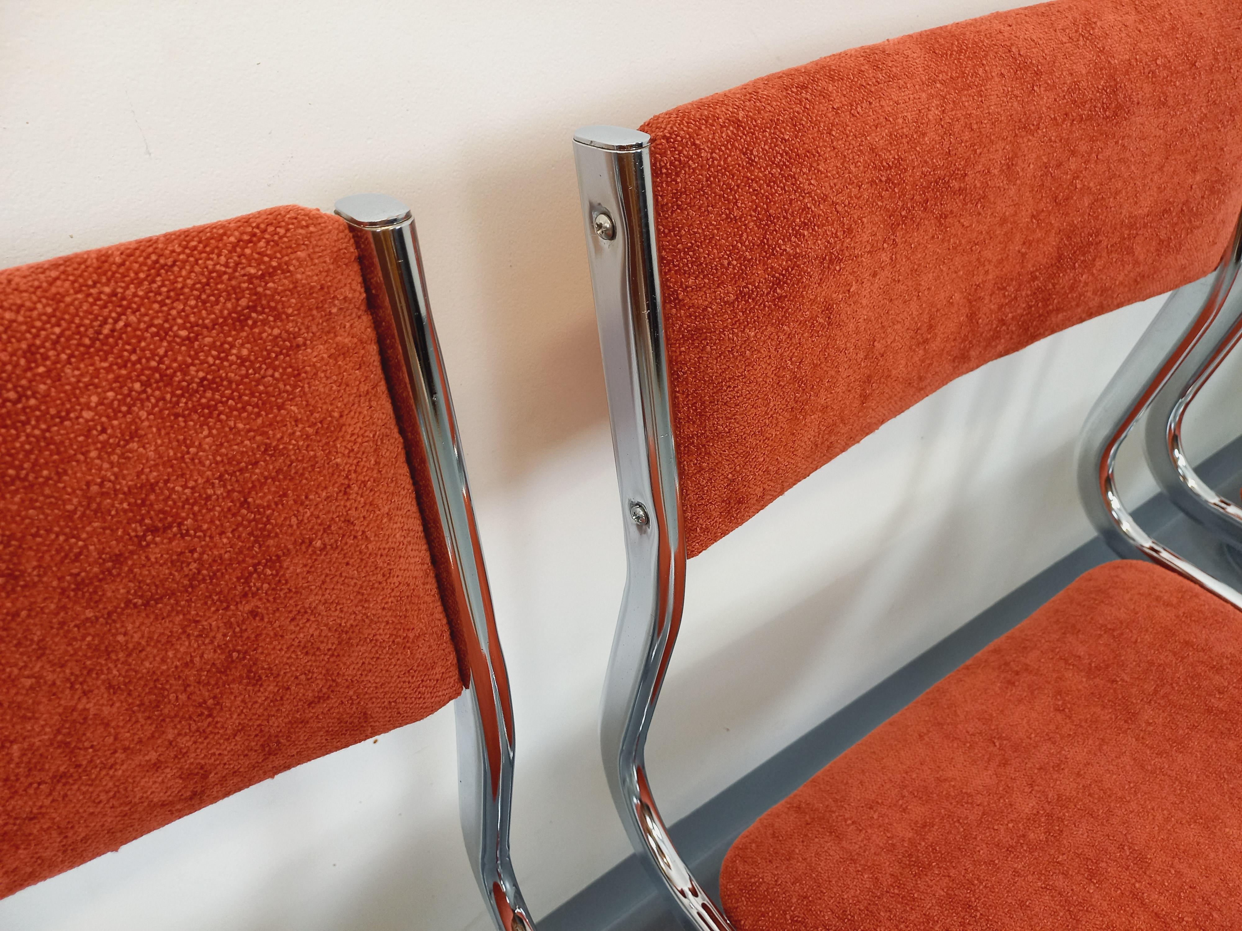 Suite de 4 chaises luge vintage en métal chromé et tissu des années 70 (Ende des 20. Jahrhunderts) im Angebot