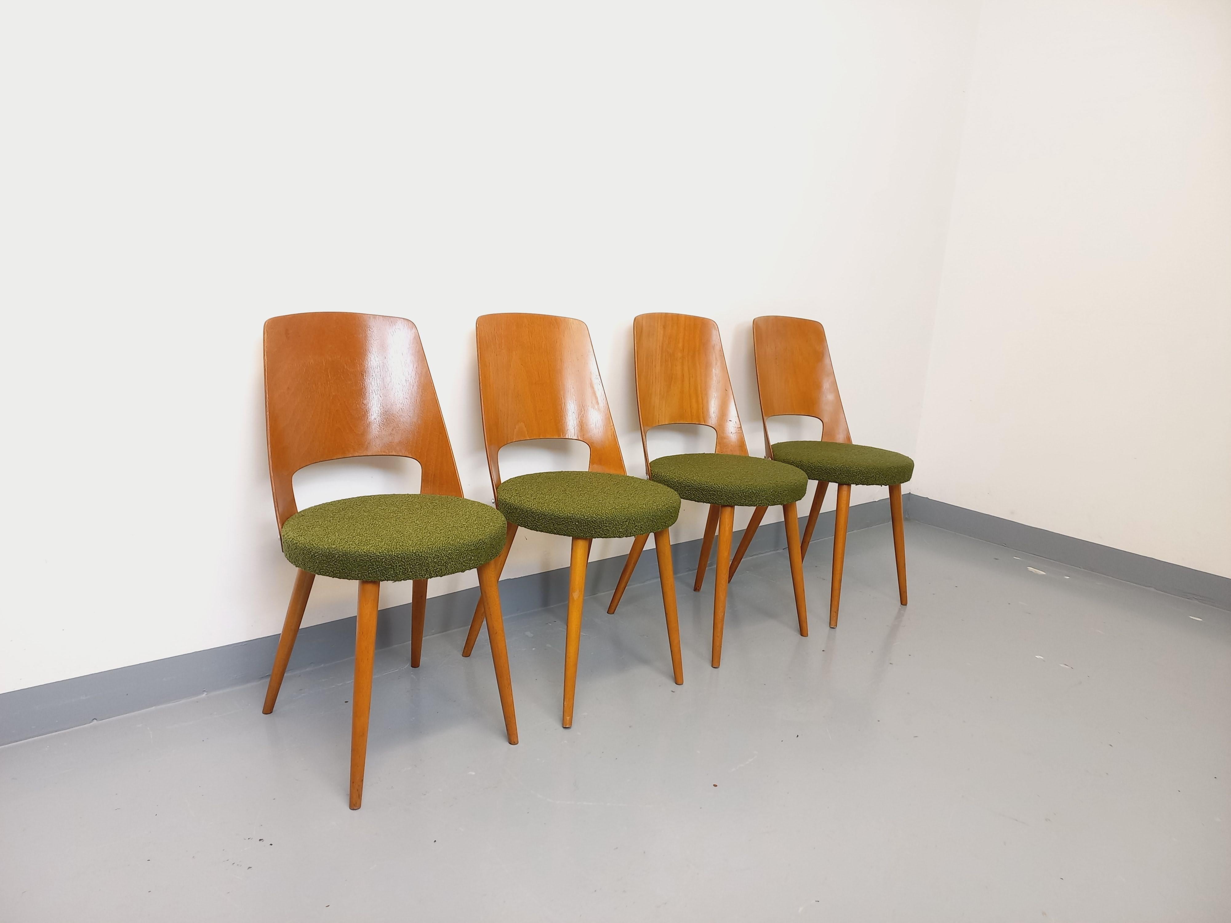 Suite di 4 sedie Mondor vintage del marchio Boi in legno e tessuto bouclette in vendita 3