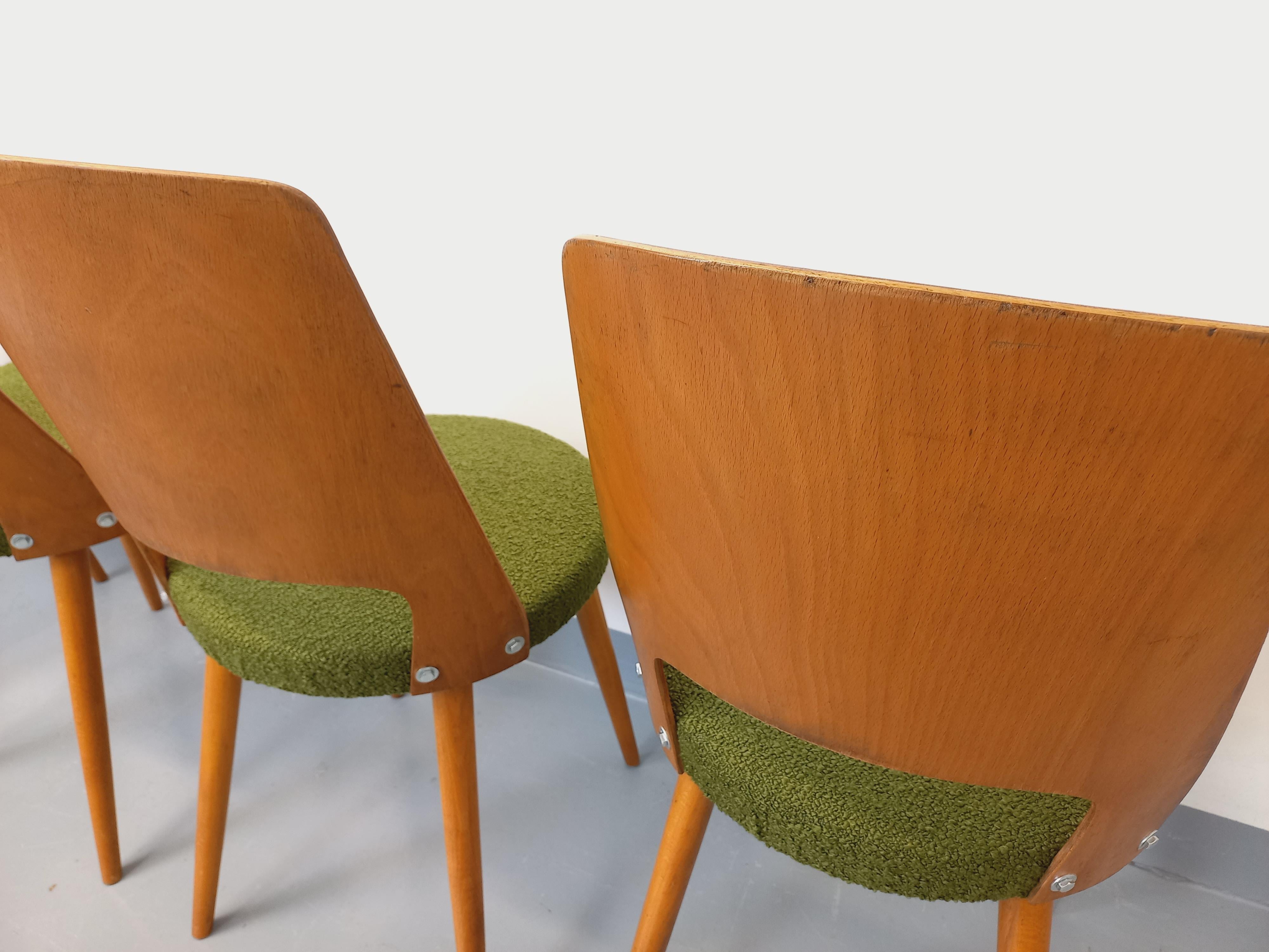 Suite di 4 sedie Mondor vintage del marchio Boi in legno e tessuto bouclette in vendita 4