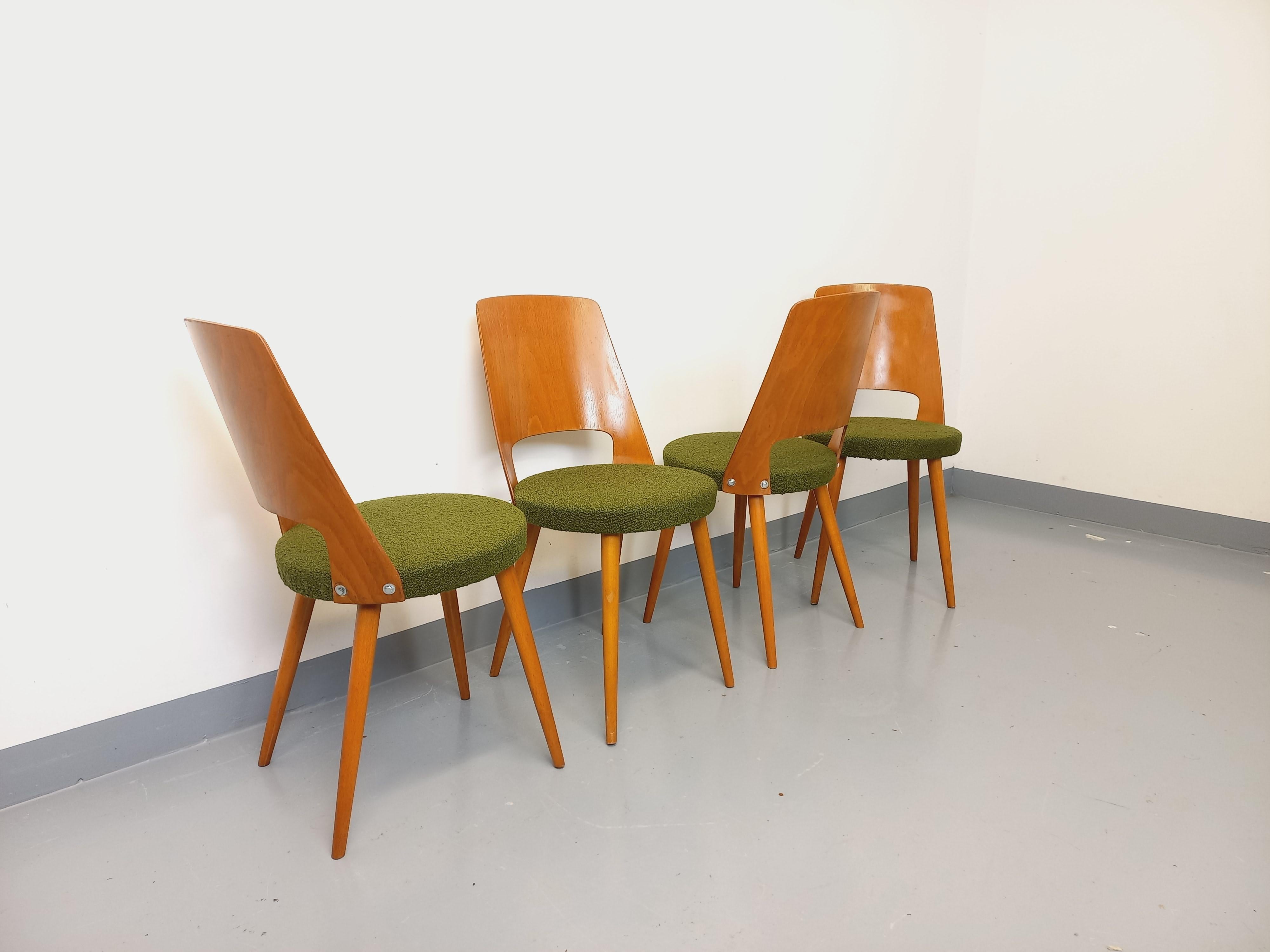 Suite di 4 sedie Mondor vintage del marchio Boi in legno e tessuto bouclette in vendita 7