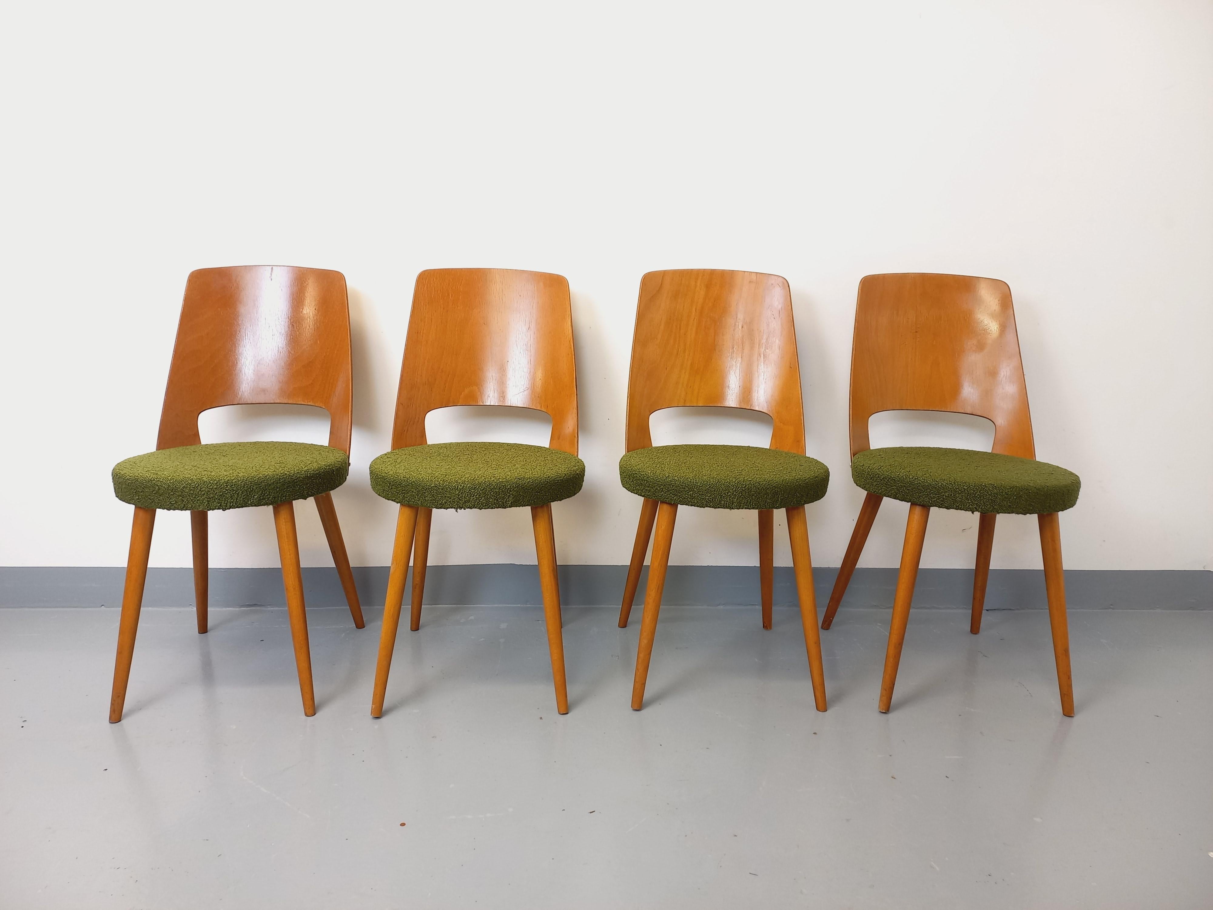 Suite di 4 sedie Mondor vintage del marchio Boi in legno e tessuto bouclette in vendita 12