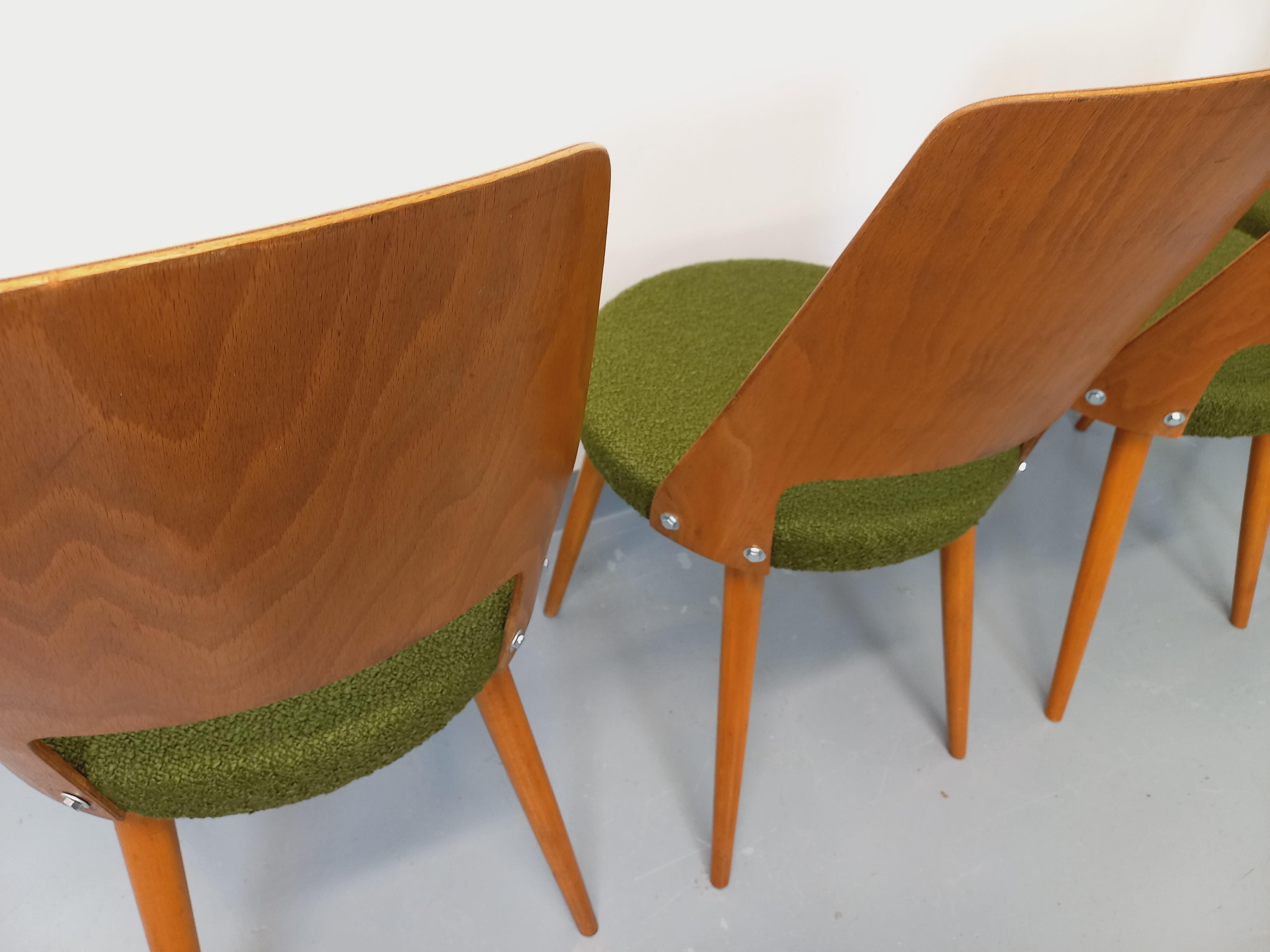 4 chaises Mondor vintage degli anni '60, della manifattura francese Boumann, design superbo, in bois de hêtre courbé, sedute interamente rinnovate in tessuto bouclette vert kaki, très bon état général avec quelques signs du temps qui passe.
Rif. 220