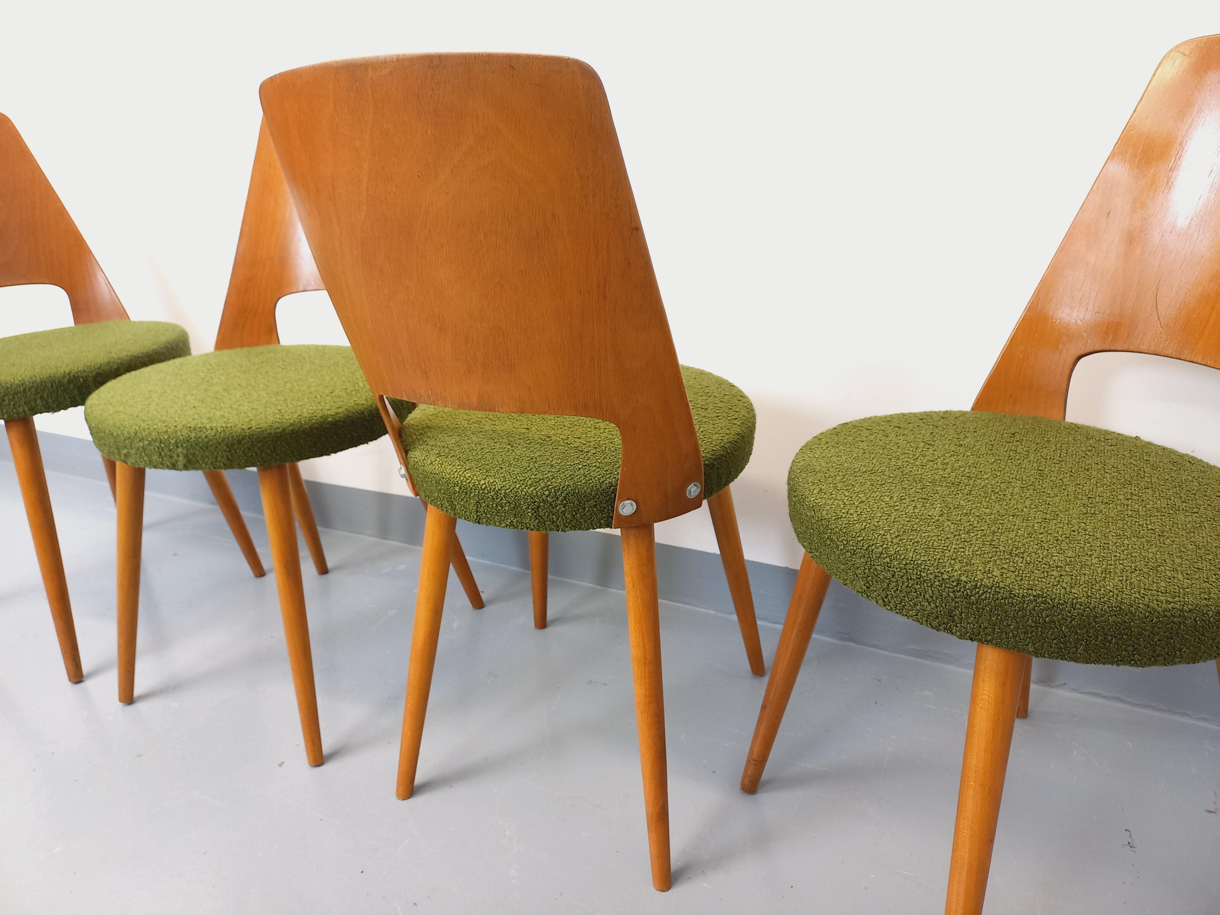 Francese Suite di 4 sedie Mondor vintage del marchio Boi in legno e tessuto bouclette in vendita