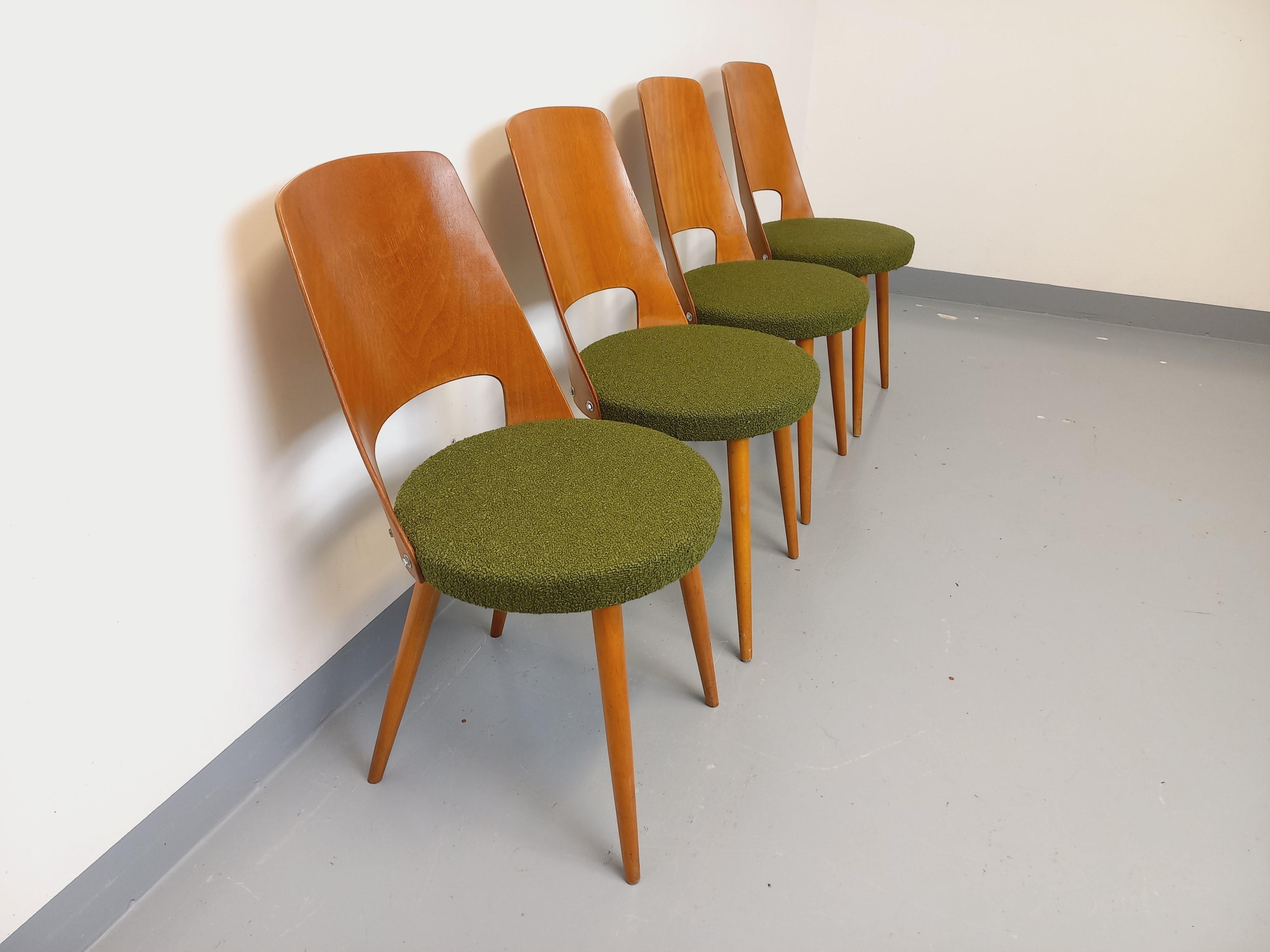Suite di 4 sedie Mondor vintage del marchio Boi in legno e tessuto bouclette in vendita 2