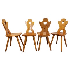 Suite de 4 chaises rustiques vintage en pin des années 70 80