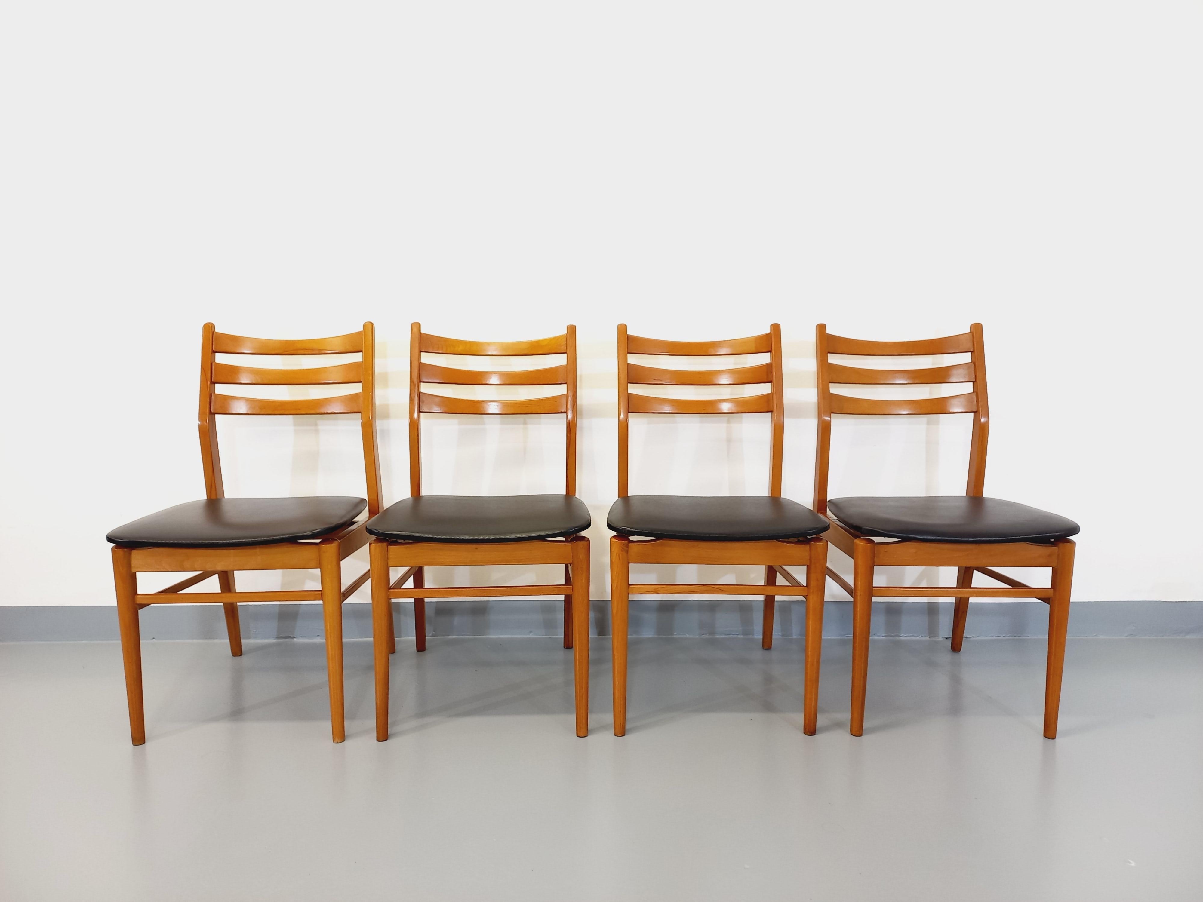 Suite de 4 chaises scandinaves vintage en bois et skai des années 50 60 3