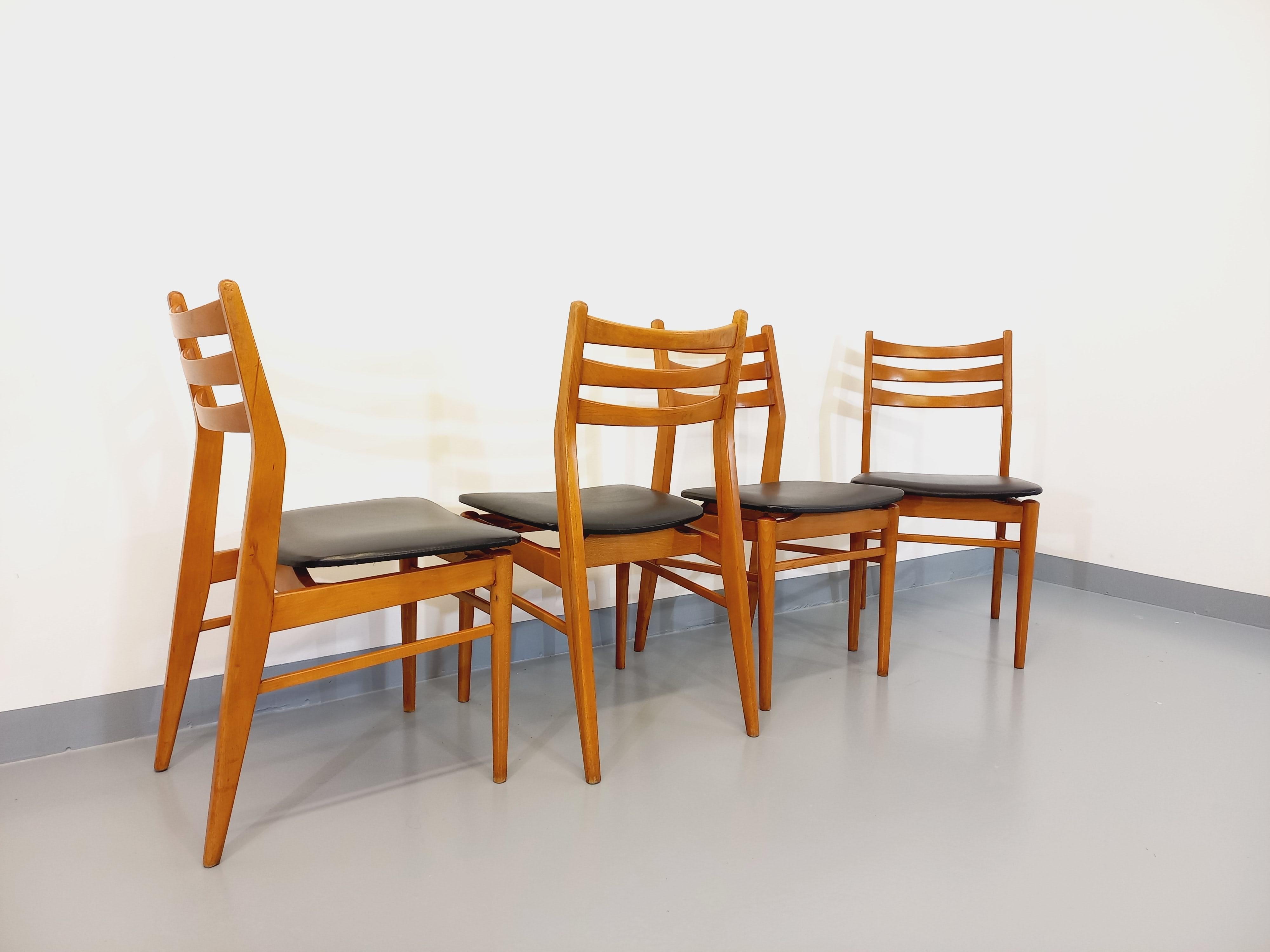 Français Suite de 4 chaises scandinaves vintage en bois et skai des années 50 60