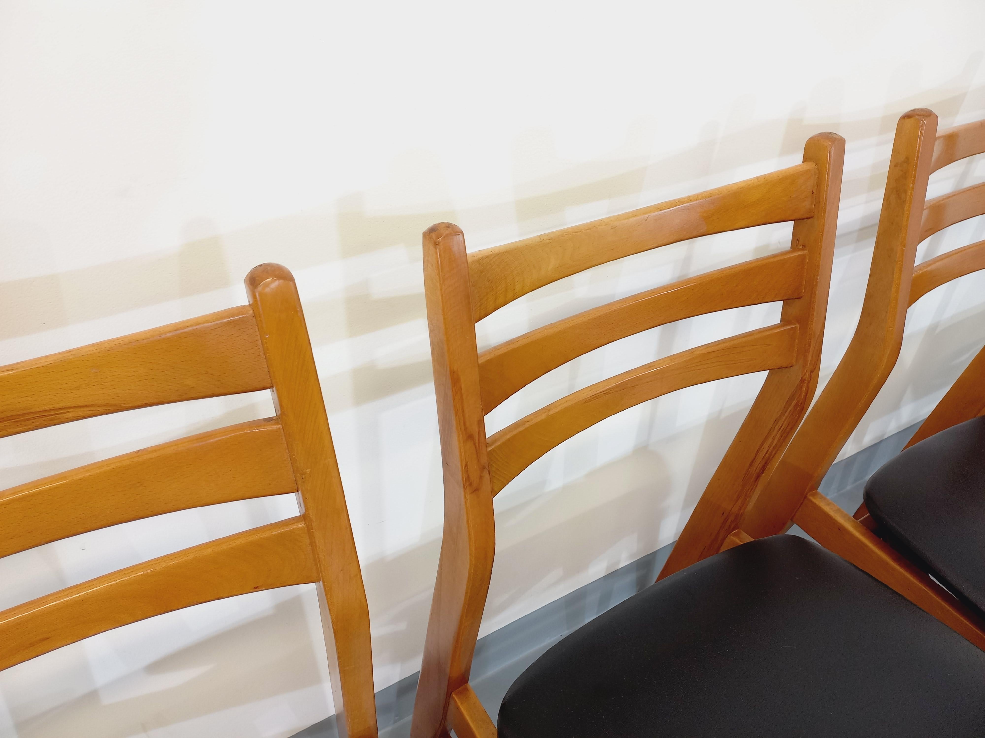 Milieu du XXe siècle Suite de 4 chaises scandinaves vintage en bois et skai des années 50 60