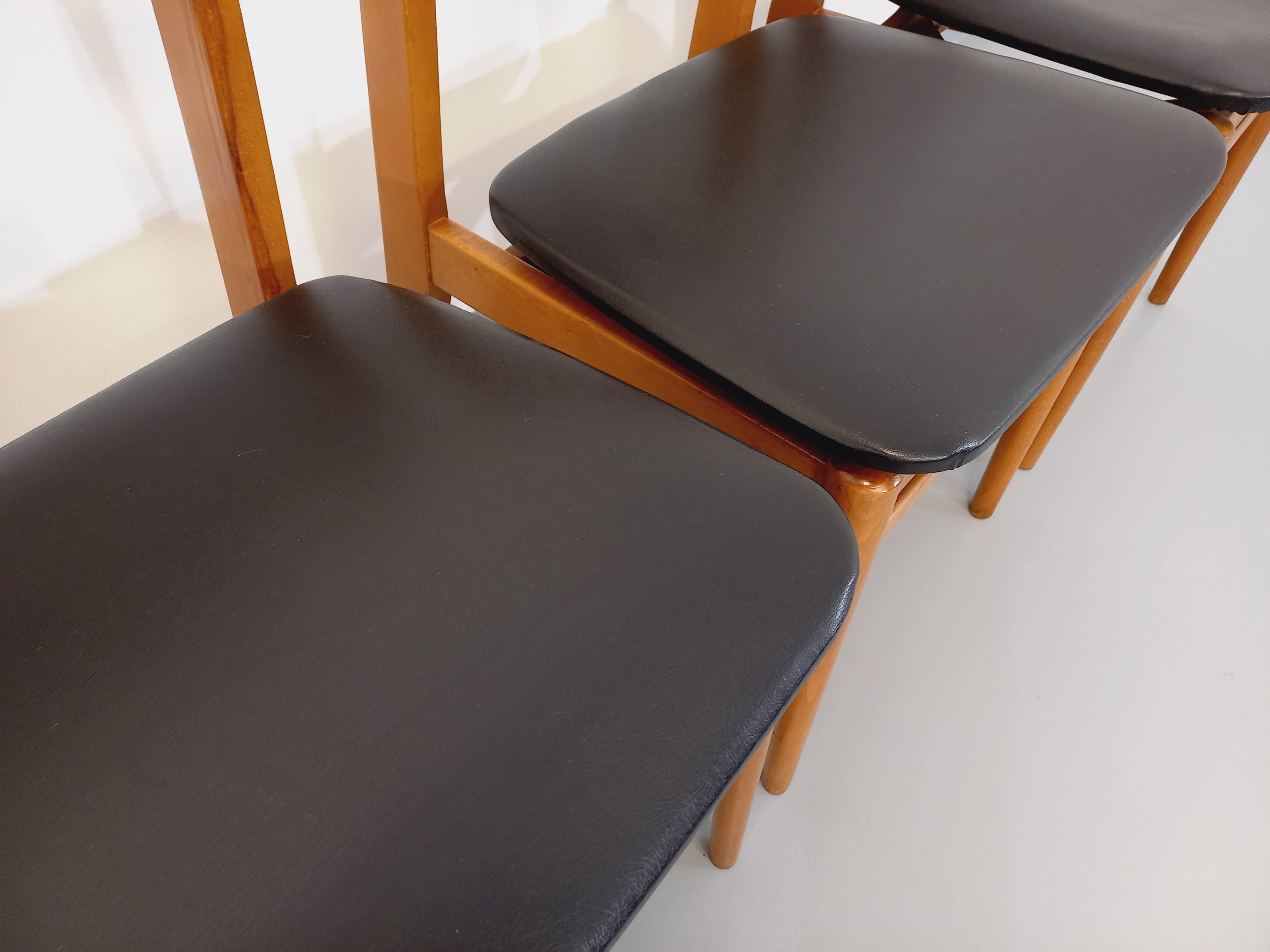 Bois Suite de 4 chaises scandinaves vintage en bois et skai des années 50 60